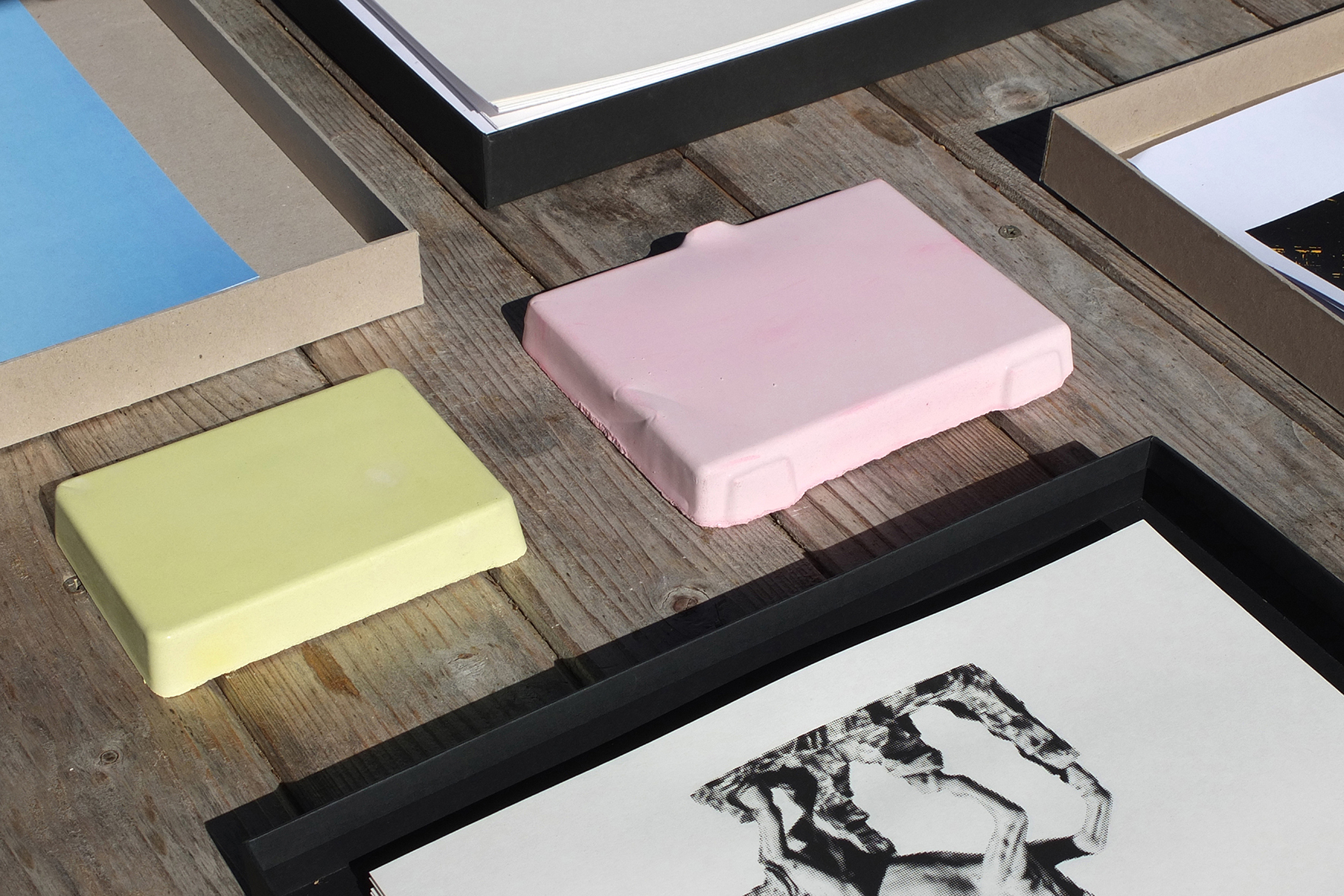 Paul Ahl, Umverpackung 242, 2024, concrete, 9,5 x 14 x 2,5 cm (on the left) & Paul Ahl, Umverpackung 232, 2024, concrete, 14 x 17,5 x 2,5 cm (on the right)