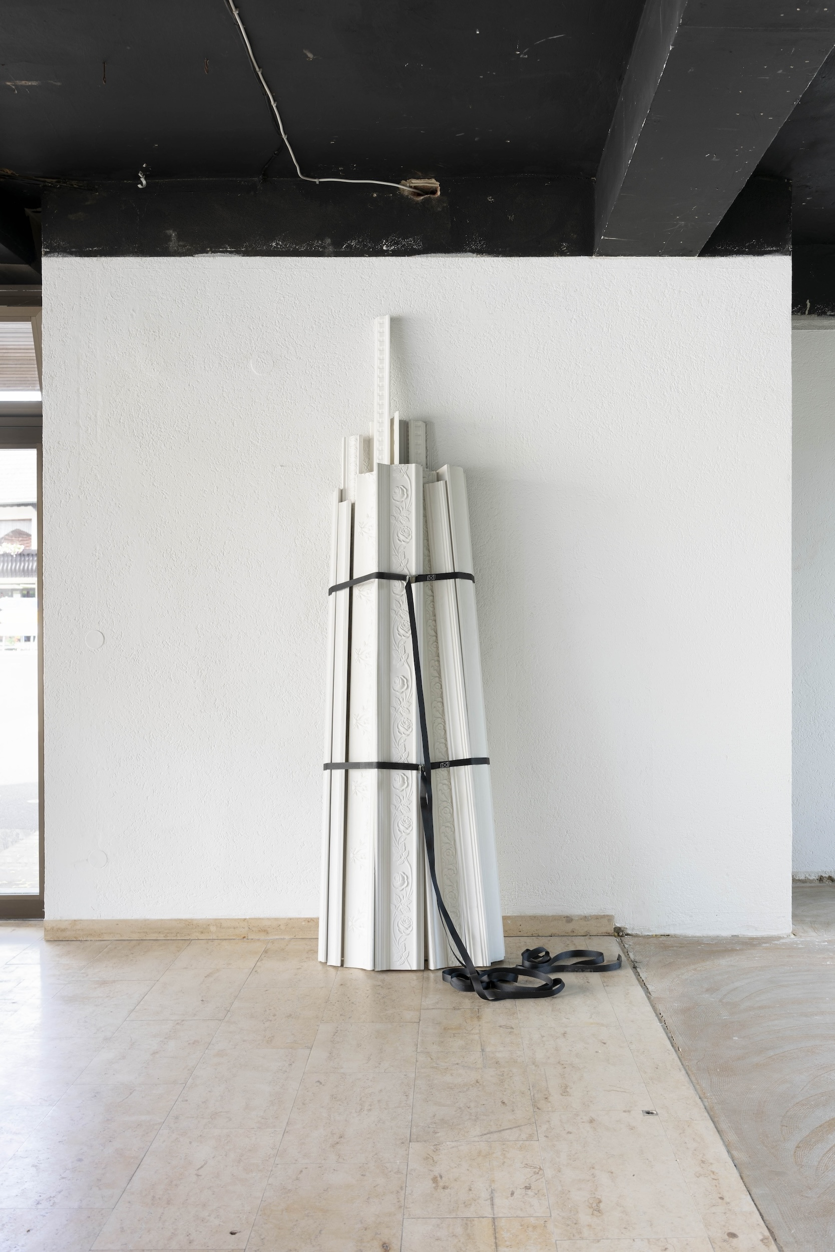 Elmgreen & Dragset, Historical Detail, Fig. 6, 2016, 12 Stuckstücke aus Gips, rostfreier Stahl, Gurte, Farbe, 240 x 80 x 50 cm