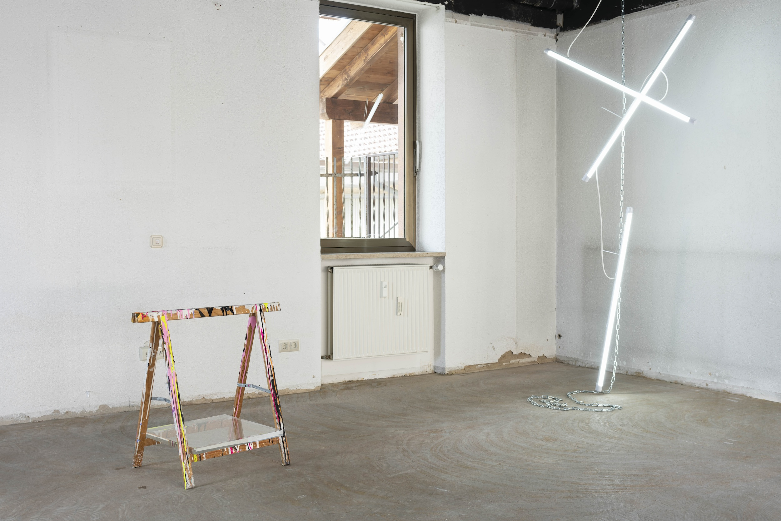 Anselm Reyle, Bar, 2023, Holz, Acrylfarbe, Acrylglas, 74 x 75 x 46 cm, inkl. Platte 2,5 x 46 x 46 cm; Anselm Reyle, Untitled, 2024, Neon, Kabel, 10 x 40 x 40 cm