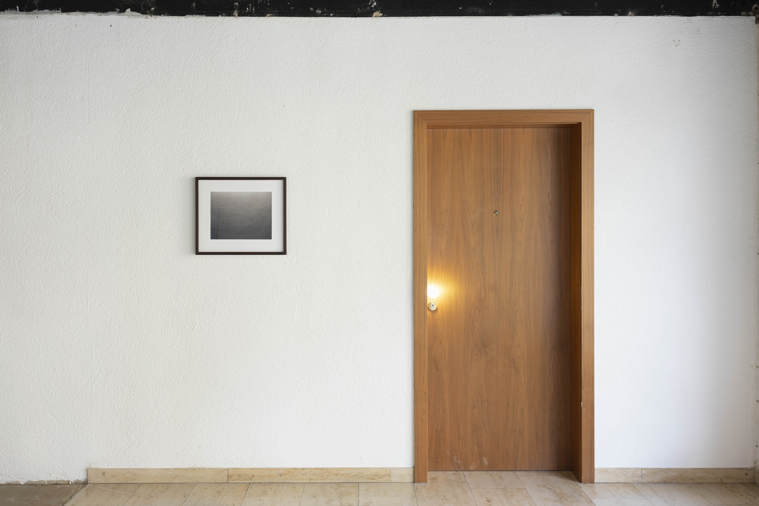 Andreas Gursky, Ohne Titel I, 1993, Inkjet Print hinter Glas, 43,2 x 50,2 cm, Courtesy of the artist and Sprüth Magers; He Xiangyu, Sorry, 2024, Glühbirne, 10,6 x 6 x 6 cm