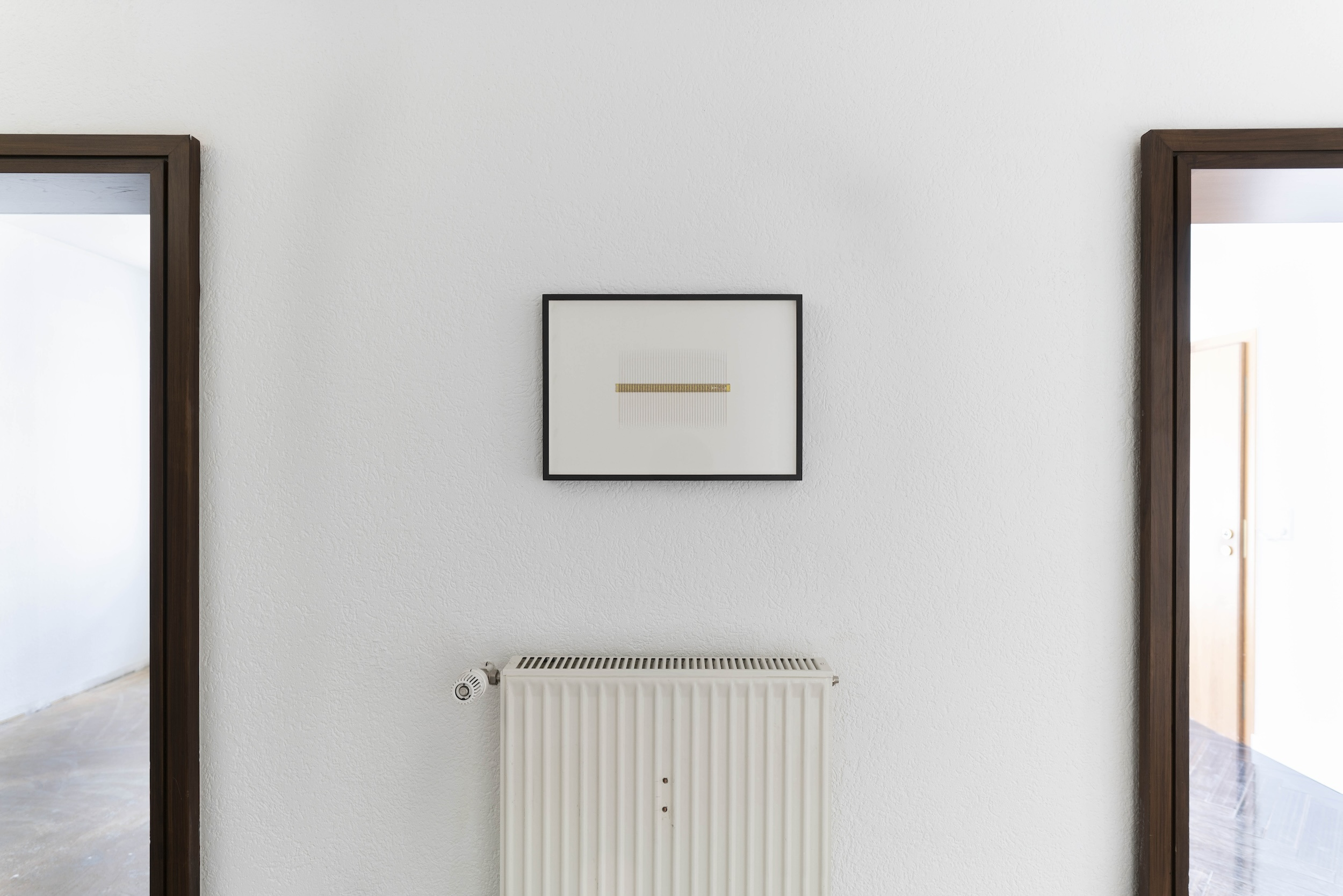 Alicja Kwade, Meta-cm gelb (0-20 cm), 2018, Messlatte auf Papier, gerahmt, 35.4 x 49.4 cm