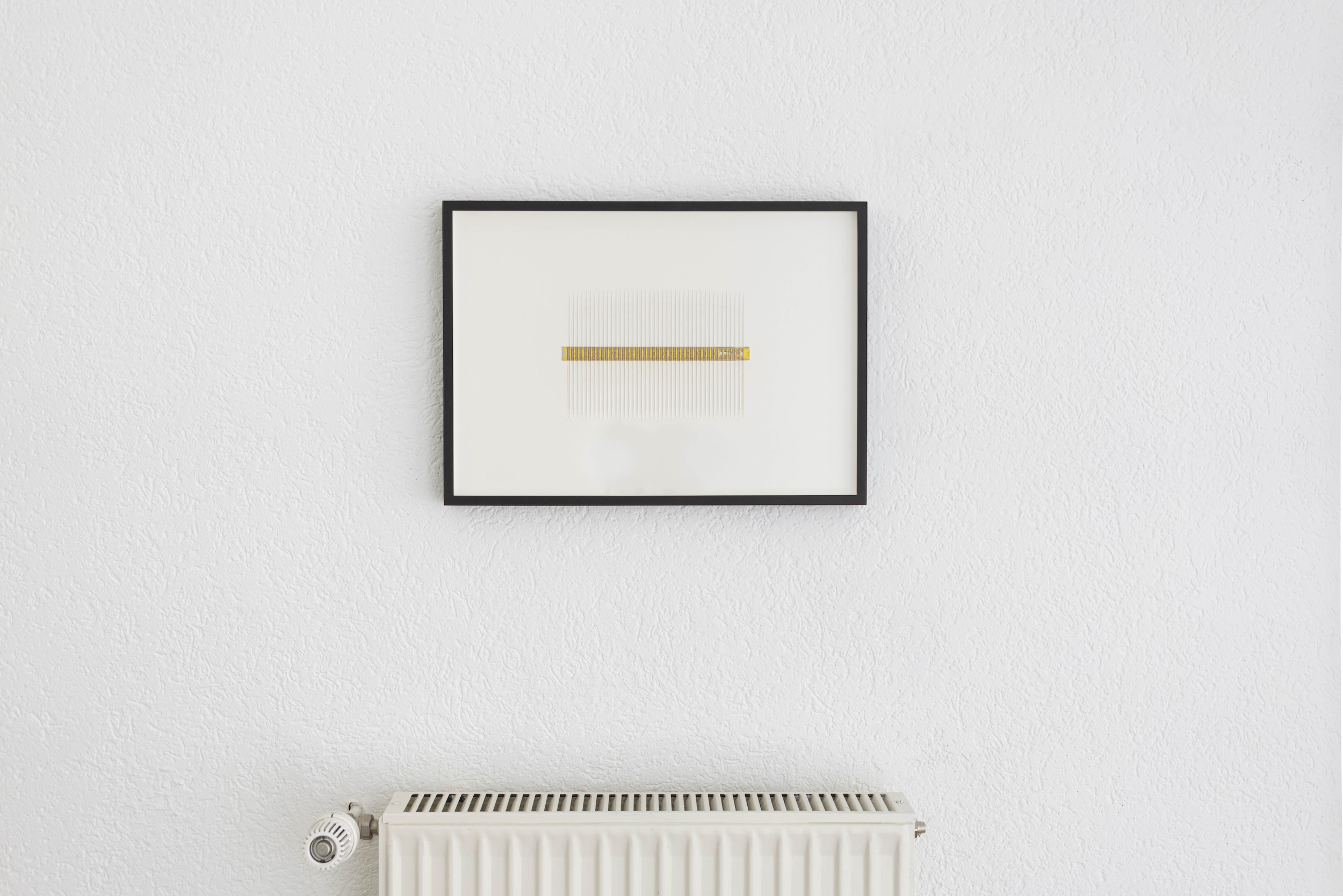 Alicja Kwade, Meta-cm gelb (0-20 cm), 2018, Messlatte auf Papier, gerahmt, 35.4 x 49.4 cm