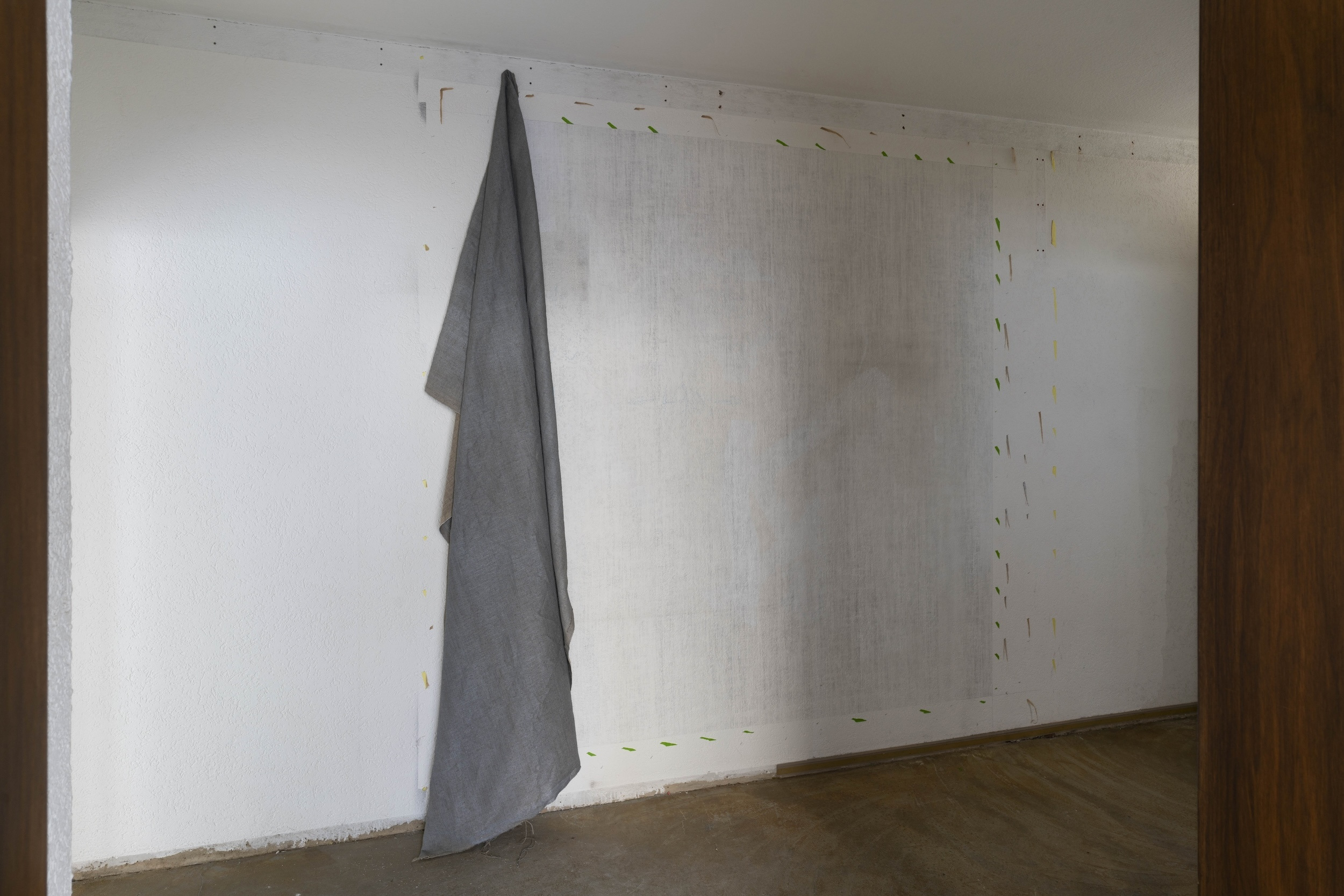 Paul Czerlitzki, Untitled, 2024, Leinwand, Acryl-Sprühfarbe, Bleistift, Abdeckband, Tackerklammern an der Wand, 2,4 x 2,4 m