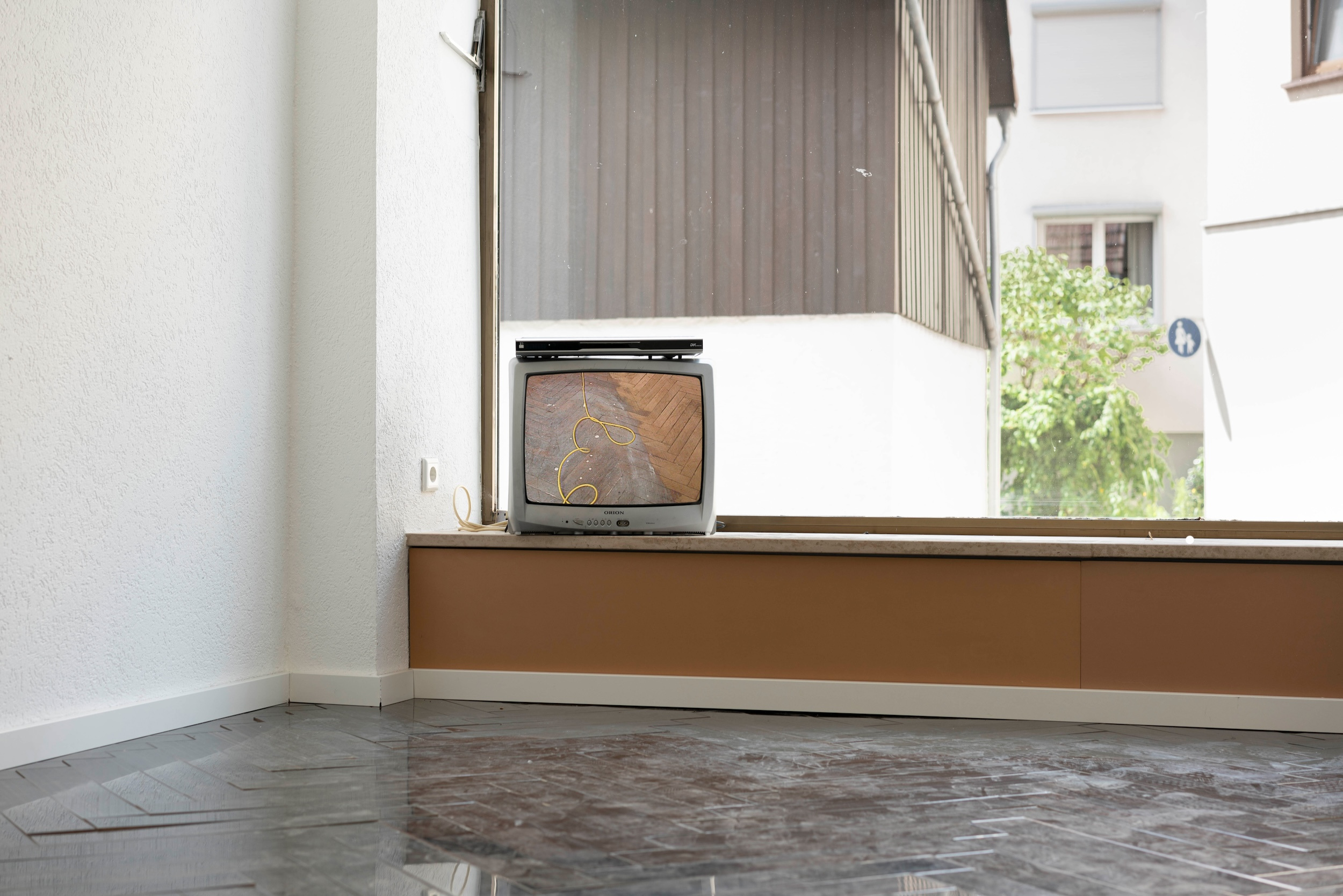 Christian Jankowski, Bodenarbeit (Groundwork), 1993, Video (1 x Digital Betacam, 1 x DVD), 6:40 min, PAL, 4:3, color, sound