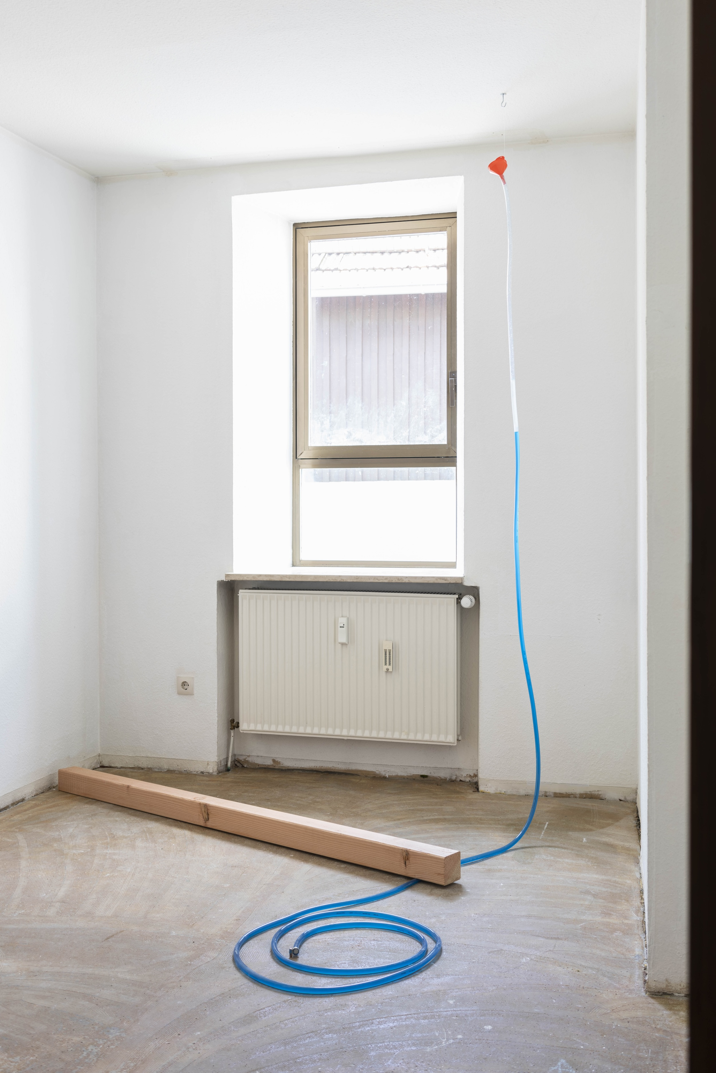 Roman Signer, Blauer Schlauch, 2013, Kunststoffschlauch, gefärbtes Wasser, Holz, 355 × 255 × 250 сm. Courtesy of the artist and Trautwein Herleth, Berlin