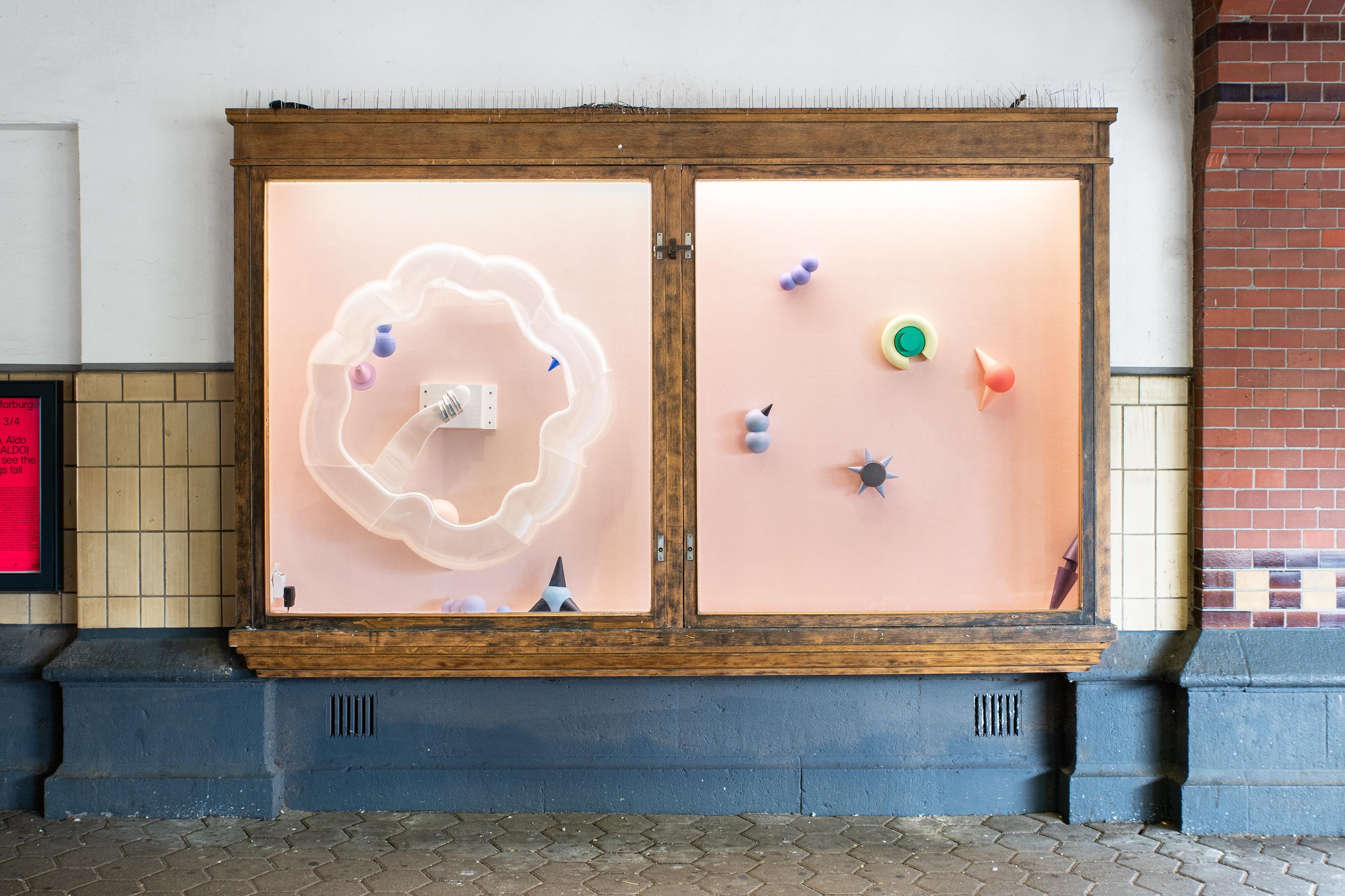 Anna Nero & Aldo Freund (ANNALDO), Once you see the pattern, things fall into place, 2024, Installation View, Kunstverein Harburger Bahnhof, photo: Maik GrÀf