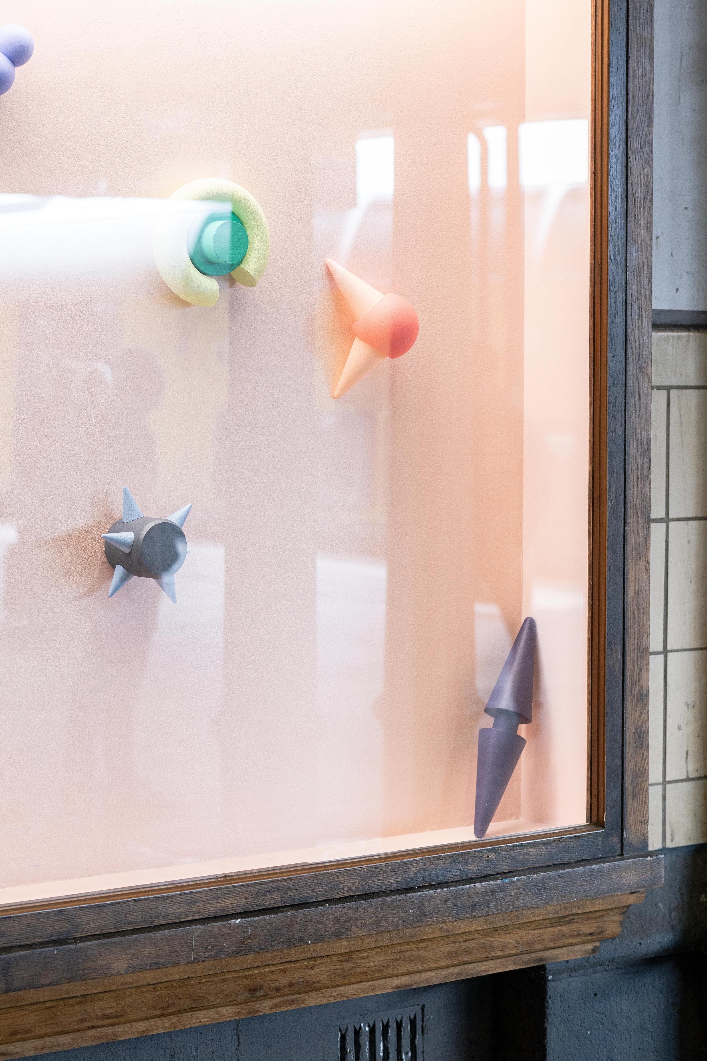 Anna Nero & Aldo Freund (ANNALDO), Once you see the pattern, things fall into place, 2024, Installation View, Kunstverein Harburger Bahnhof, photo: Maik GrÀf