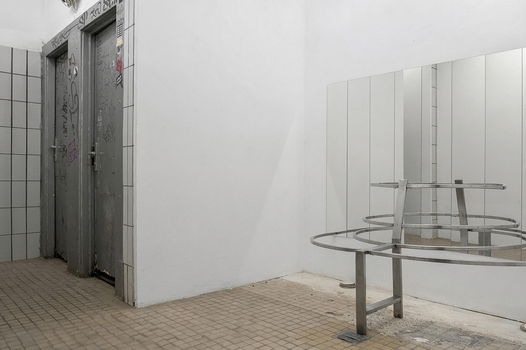 Sanna Helena Berger, Post-öffentliche Objekt, 2024, mirrors, found object