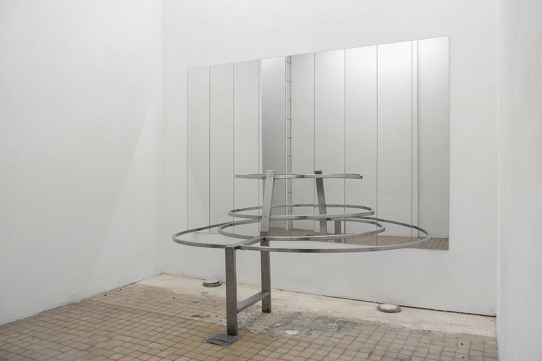 Sanna Helena Berger, Post-öffentliche Objekt, 2024, mirrors, found object