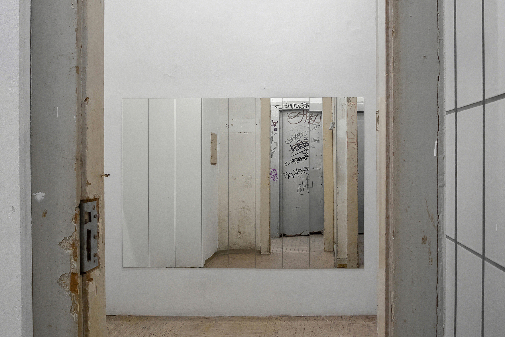 Sanna Helena Berger, Raumwiderspiegelung, 2024, mirrors