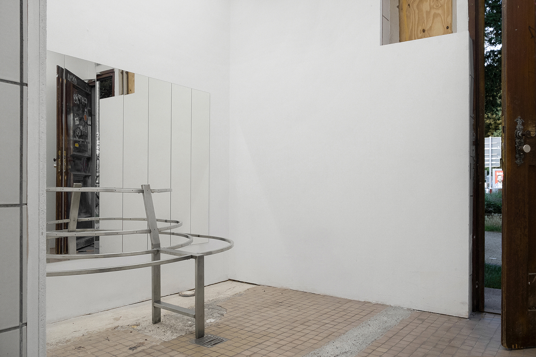 Sanna Helena Berger, Post-öffentliche Objekt, 2024, mirrors, found object