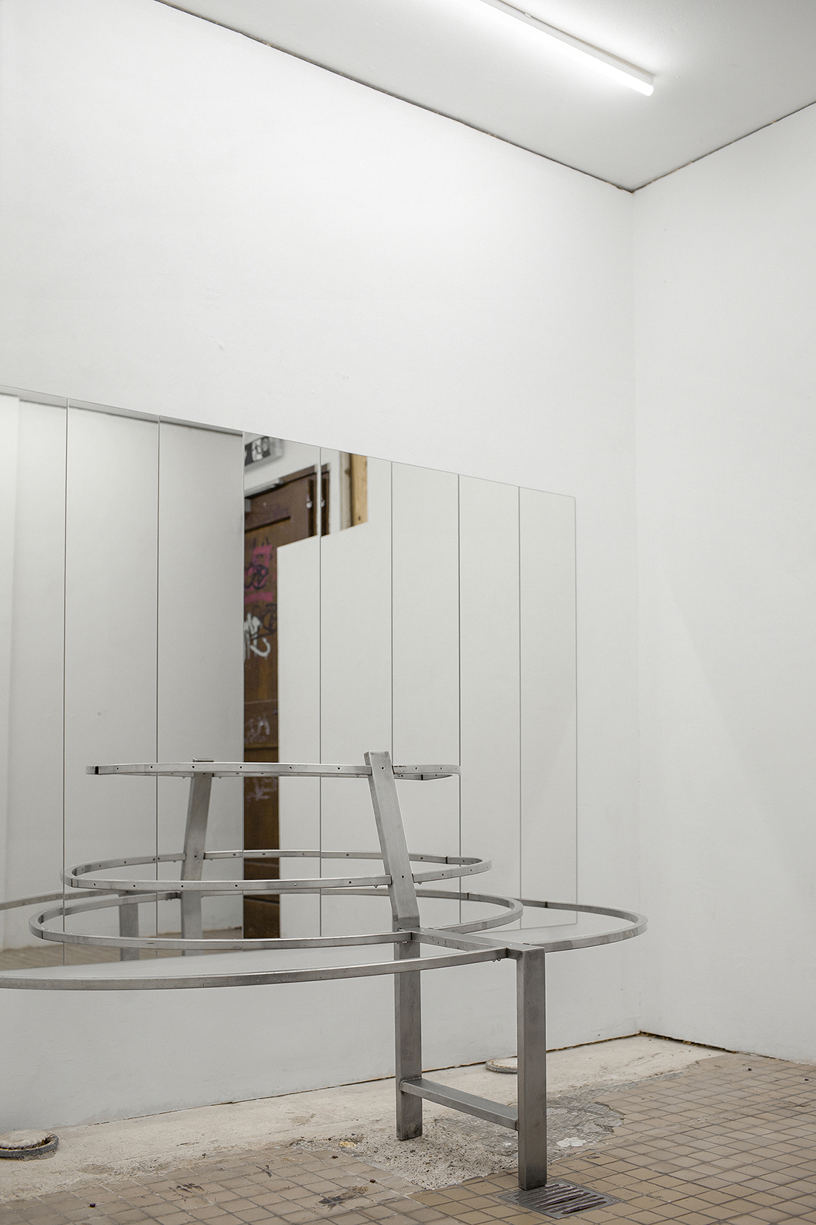 Sanna Helena Berger, Post-öffentliche Objekt, 2024, mirrors, found object