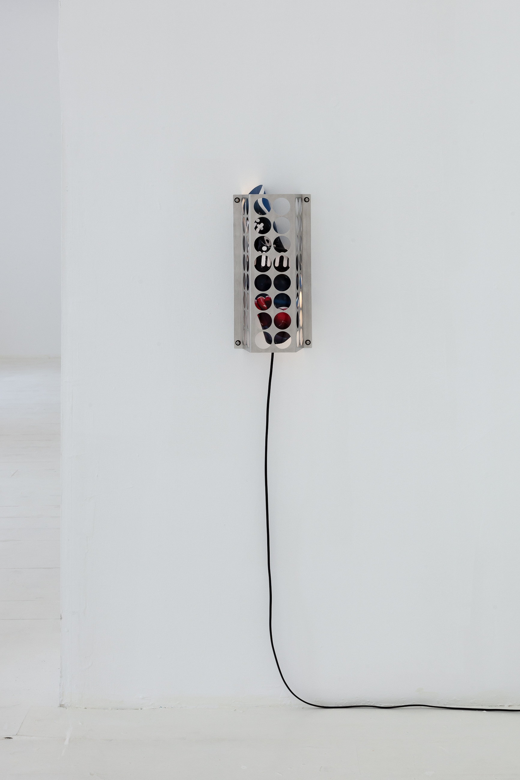 Thomas Hitchcock, Comfortably numb (mit extra Krimi), 2024, Aluminium, paper, light bulb, lamp socket, rubber, screws, cable, 38x19x11cm