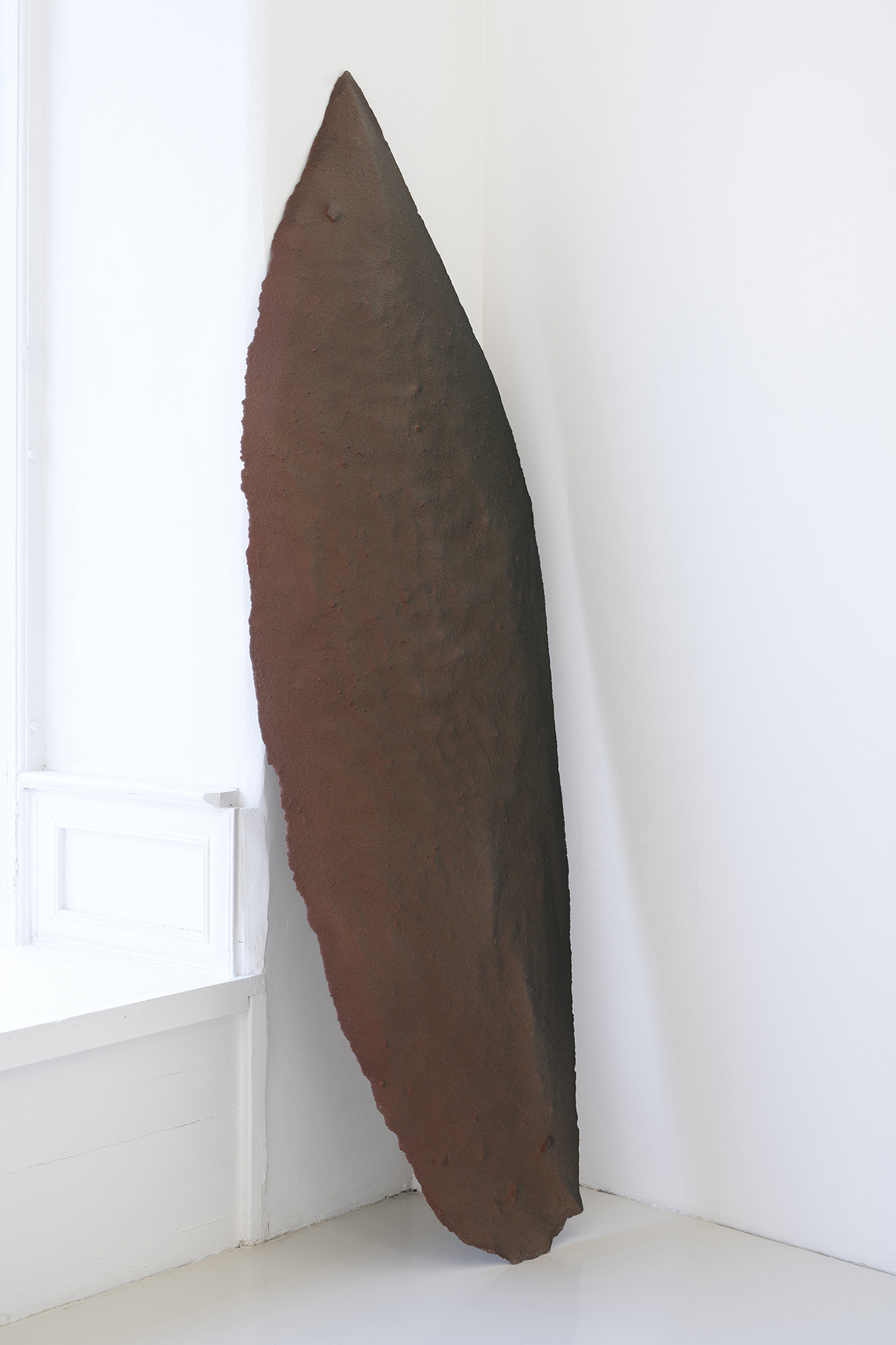 Fanny Hellgren, "The Tipping Point", 2024 (Sand, resin, pigment, 210 x 65 x 12 cm).