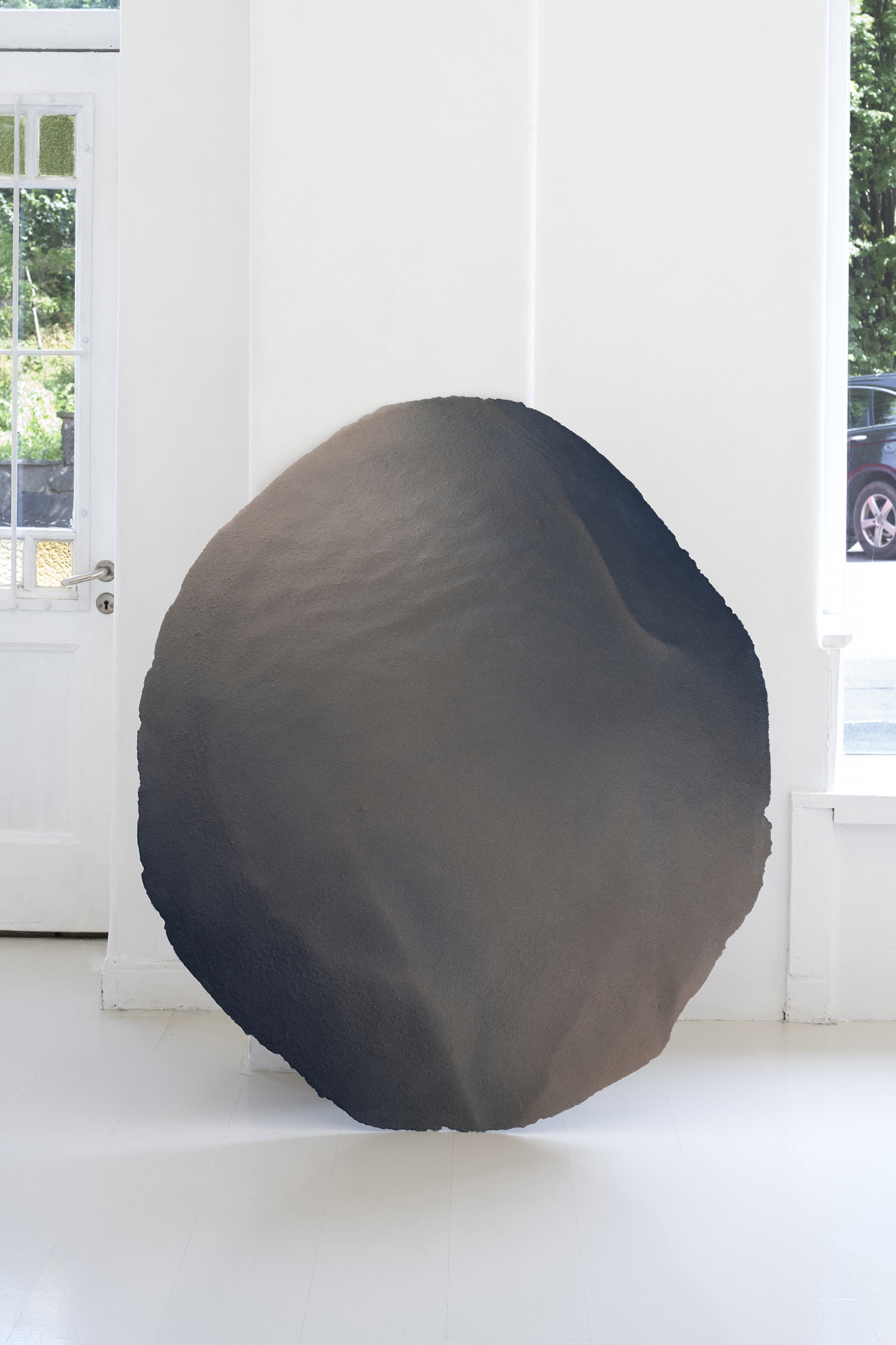 Fanny Hellgren, "Oceans of Time", 2024 (Sand, resin, pigment, 130 x 110 x 10 cm).