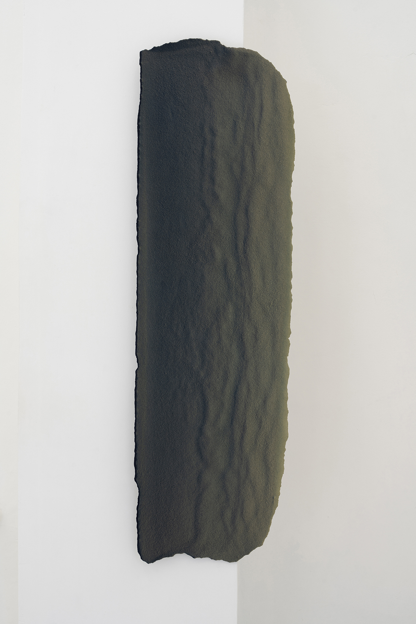 Fanny Hellgren, "Beginner’s Mind", 2024 (Sand, resin, pigment, 120 x 40 x 6 cm).