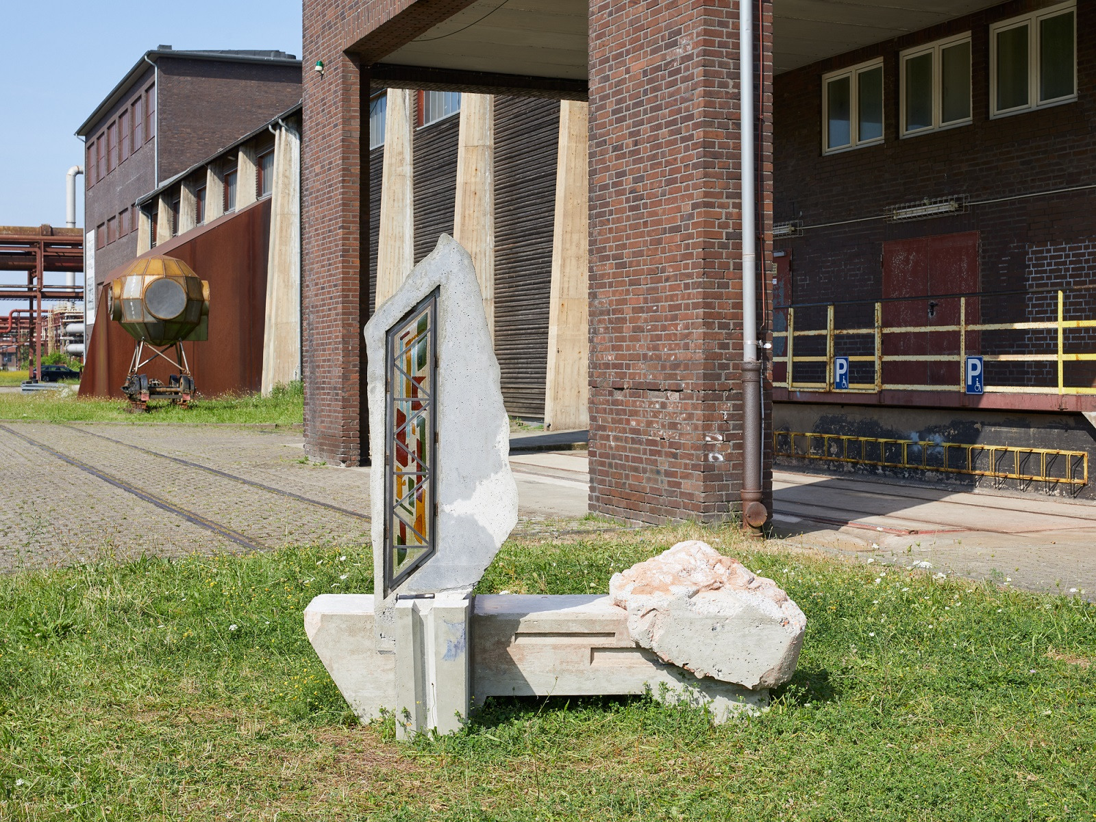Marta Dyachenko (foreground), Fedir Tetianych (replica by Bögdana Kosmina and Bogdan Tetianych, background). Handgreifliche Utopie (2024, foreground), Biotechnosphere (replica, 2024, background). Photo: Henning Rogge. Image courtesy of UKR.