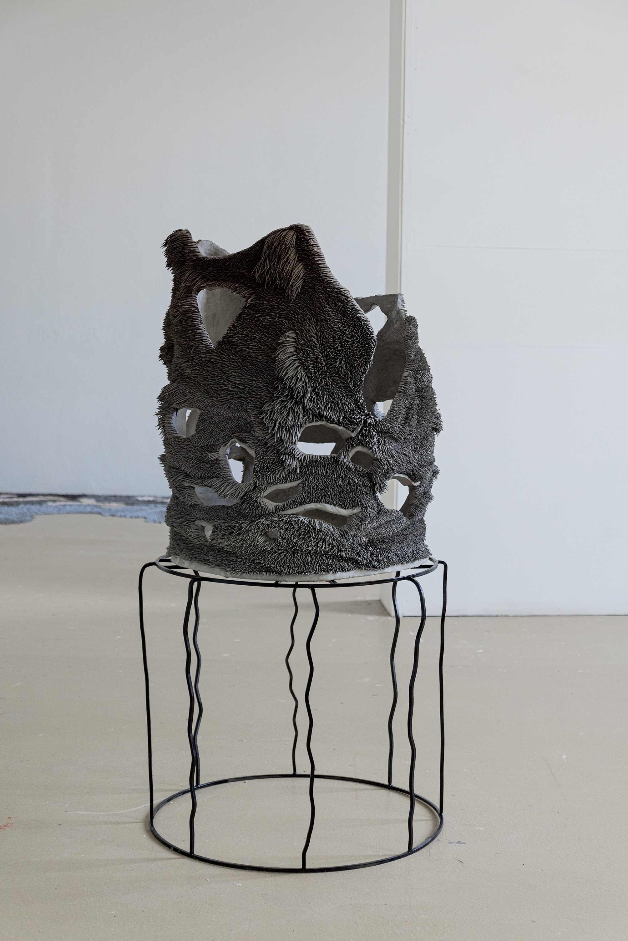 a circular plot of land, 2024, 72 x 72 x 145 cm, ceramic, steel, Photography : Marlene Mauer