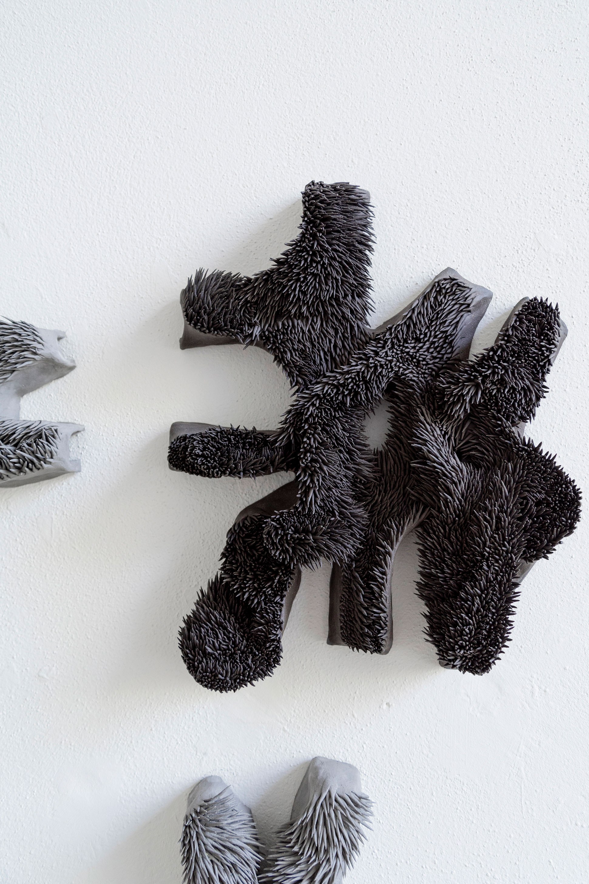 composite body, 2024, 148 x 90 x 16 cm, ceramic, Photography : Marlene Mauer