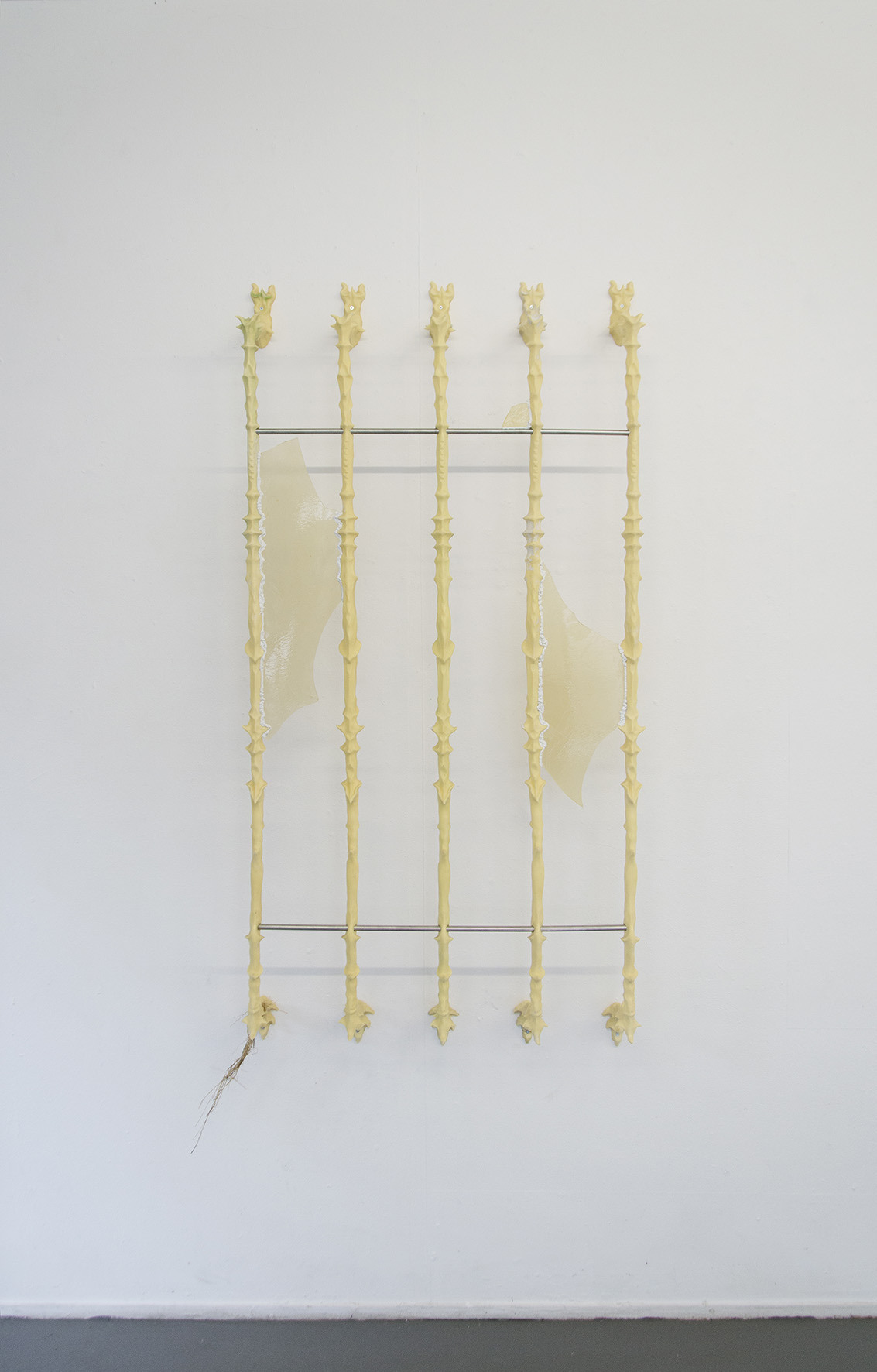 Fenstergitter, 2024, Polyurethan, Epoxyharz, stainless steel, dried grass, 140 x 70 x 15cm