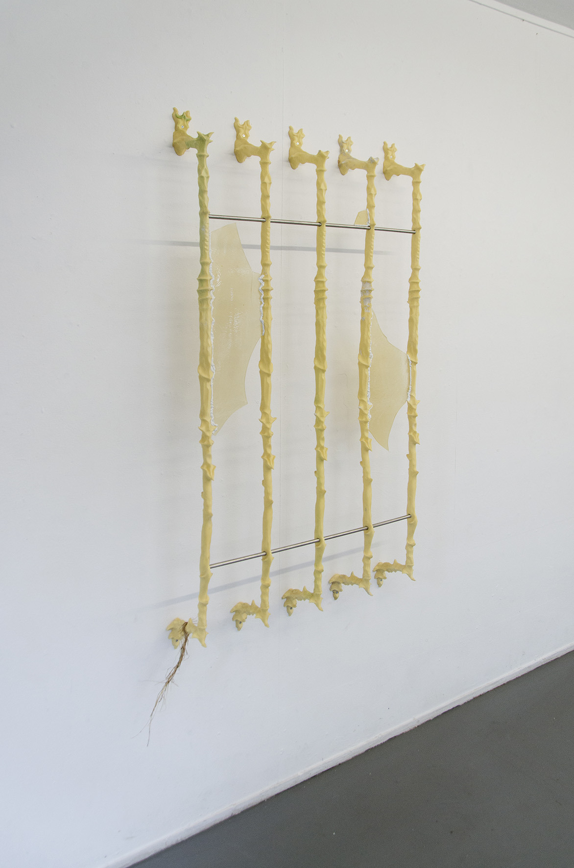 Fenstergitter, 2024, Polyurethan, Epoxyharz, stainless steel, dried grass, 140 x 70 x 15cm