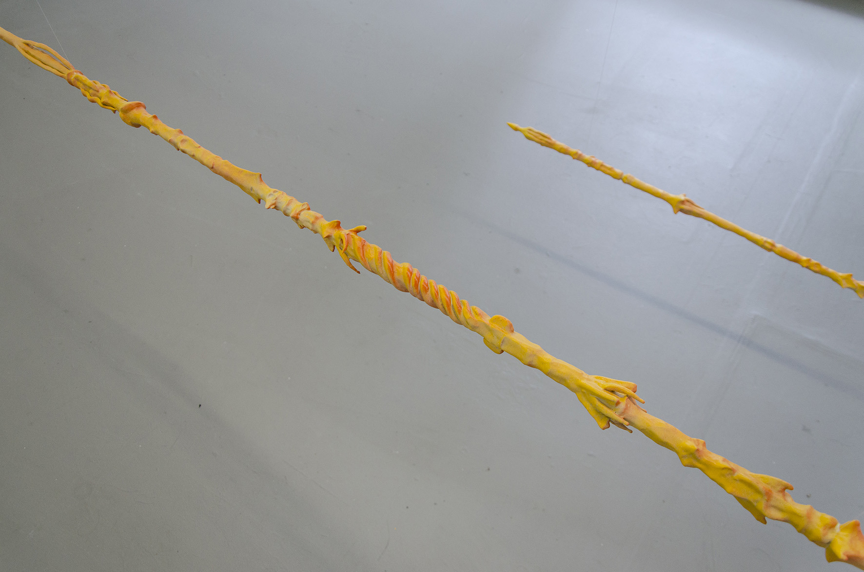 Strahlen, 2024, luftgetrockneter Ton, Aluminium, Epoxyharz, Farbe. Variable Grösse