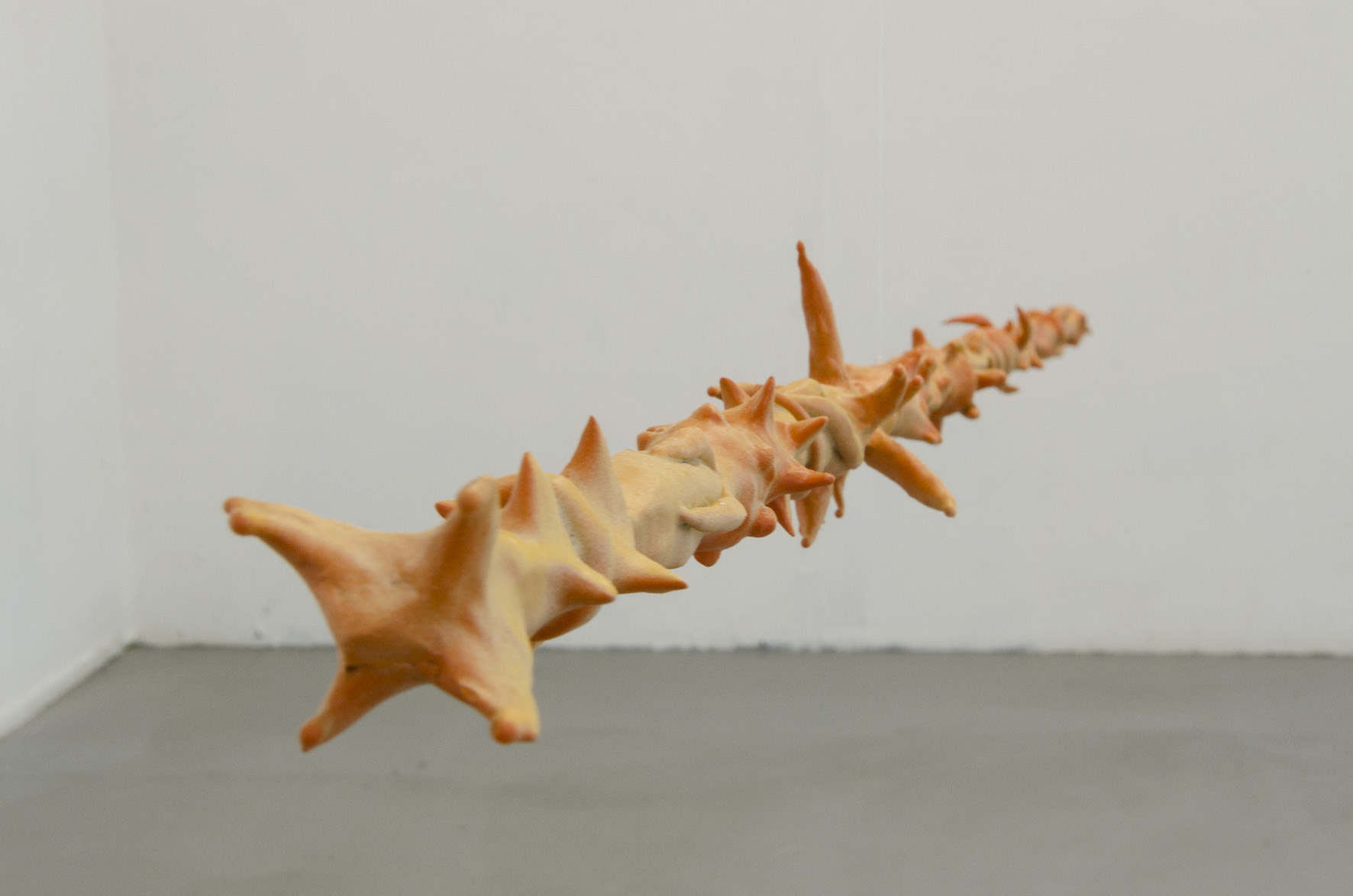 Strahlen, 2024, luftgetrockneter Ton, Aluminium, Epoxyharz, Farbe. Variable Grösse