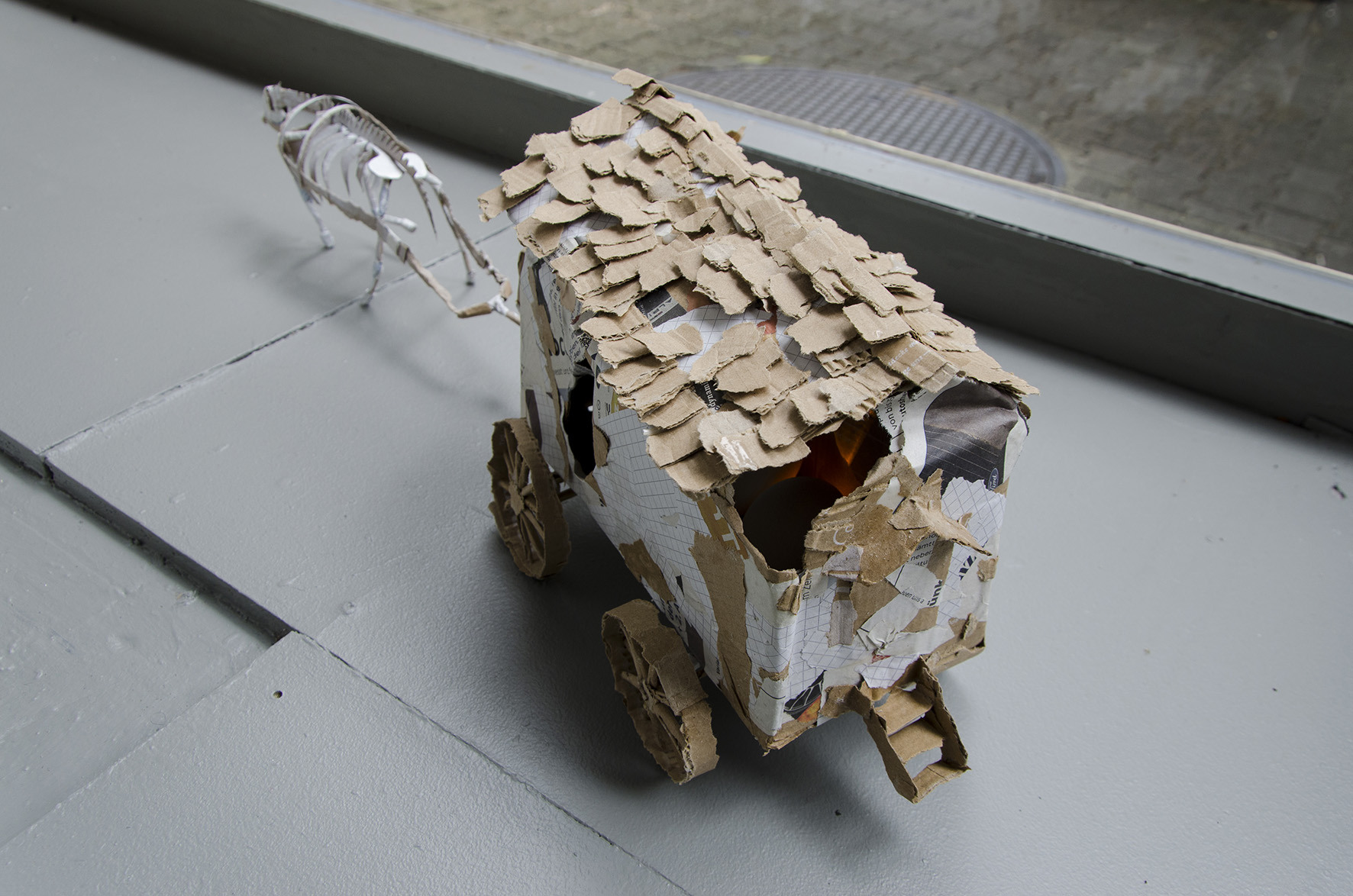 Pferdewagen, 2024, Karton, Papier, Leim, 50 x 15 x 20cm