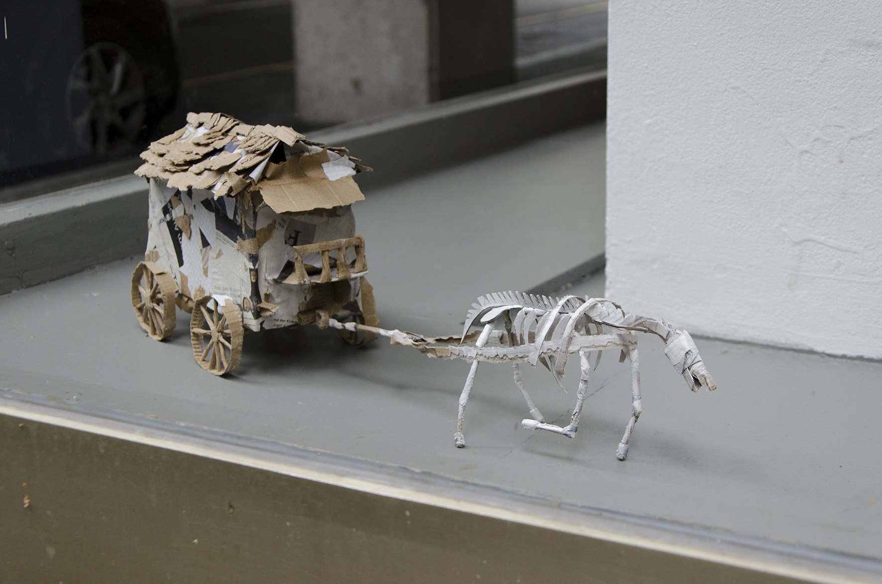 Pferdewagen, 2024, Karton, Papier, Leim, 50 x 15 x 20cm