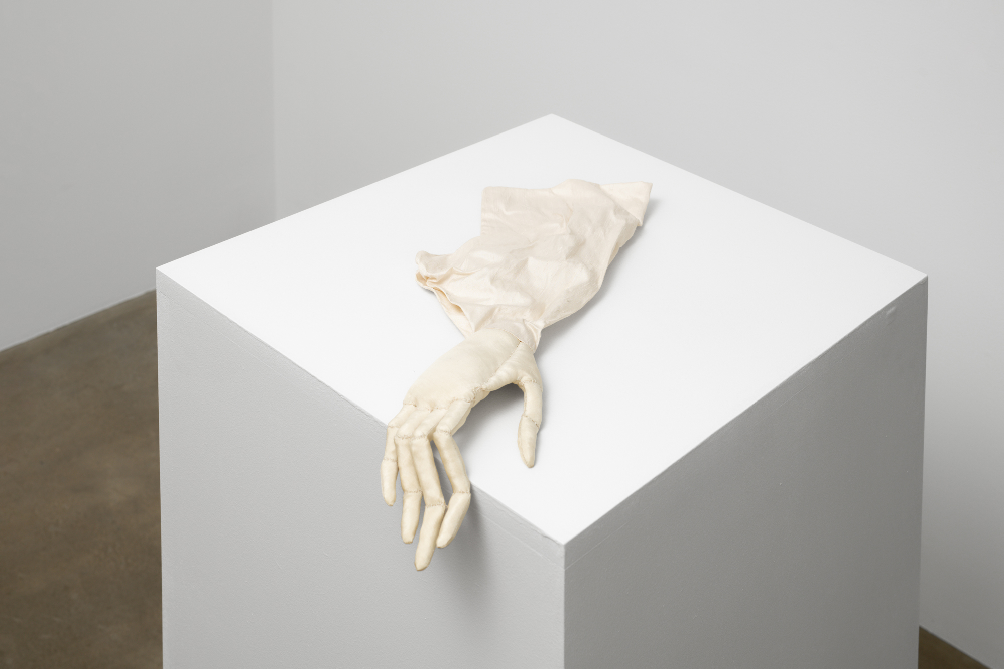 Eva Aeppli, Sans titre, silk, cotton and kapok fibers, 2 x 48 x 15 cm, unique
