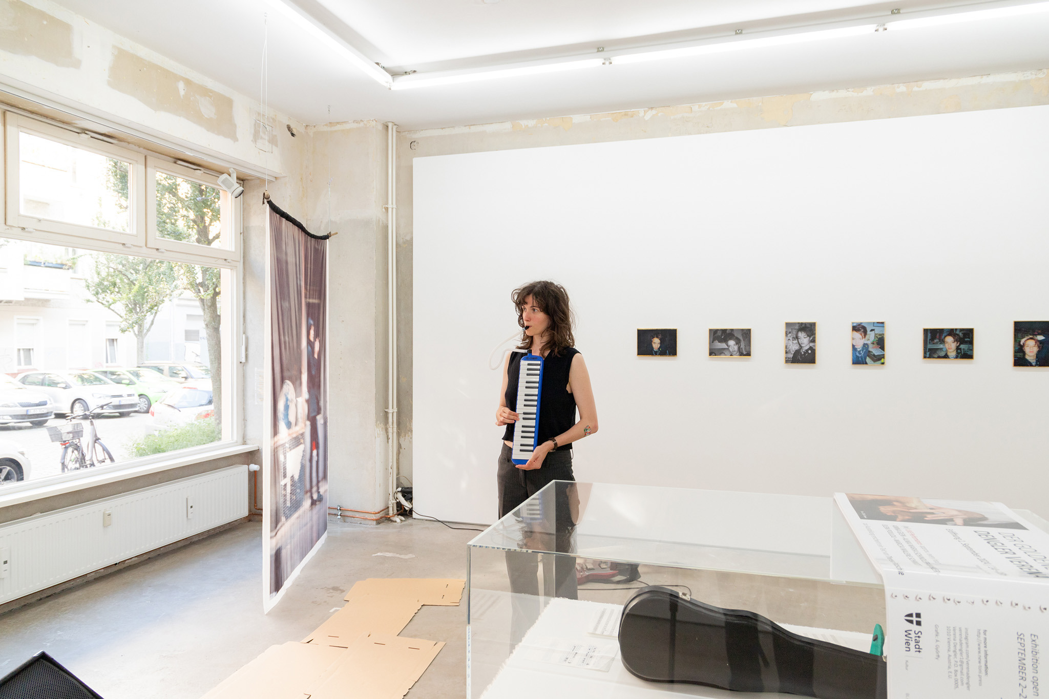 Verena Dengler, Der goldene Käfer, Performance by Anna Gien, Alma Maria Schindler-Mahler, Eleni Poulou, Marcia Malene Schmidt, New Toni, Berlin, September 1, 2024