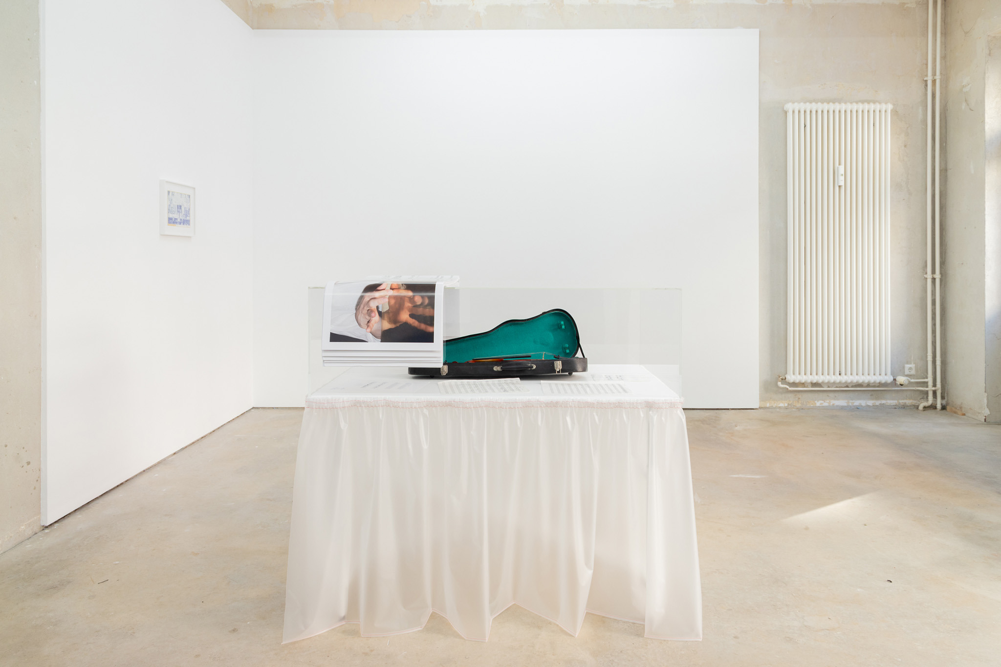 Verena Dengler, „Erste Geige”, sheet music composition Verena Dengler, early 1980s, sheet music, dimensions variable, violin in case with accessories, customized plate, plexiglass, plastic fabric, 111 x 122 x 71 cm, 2024