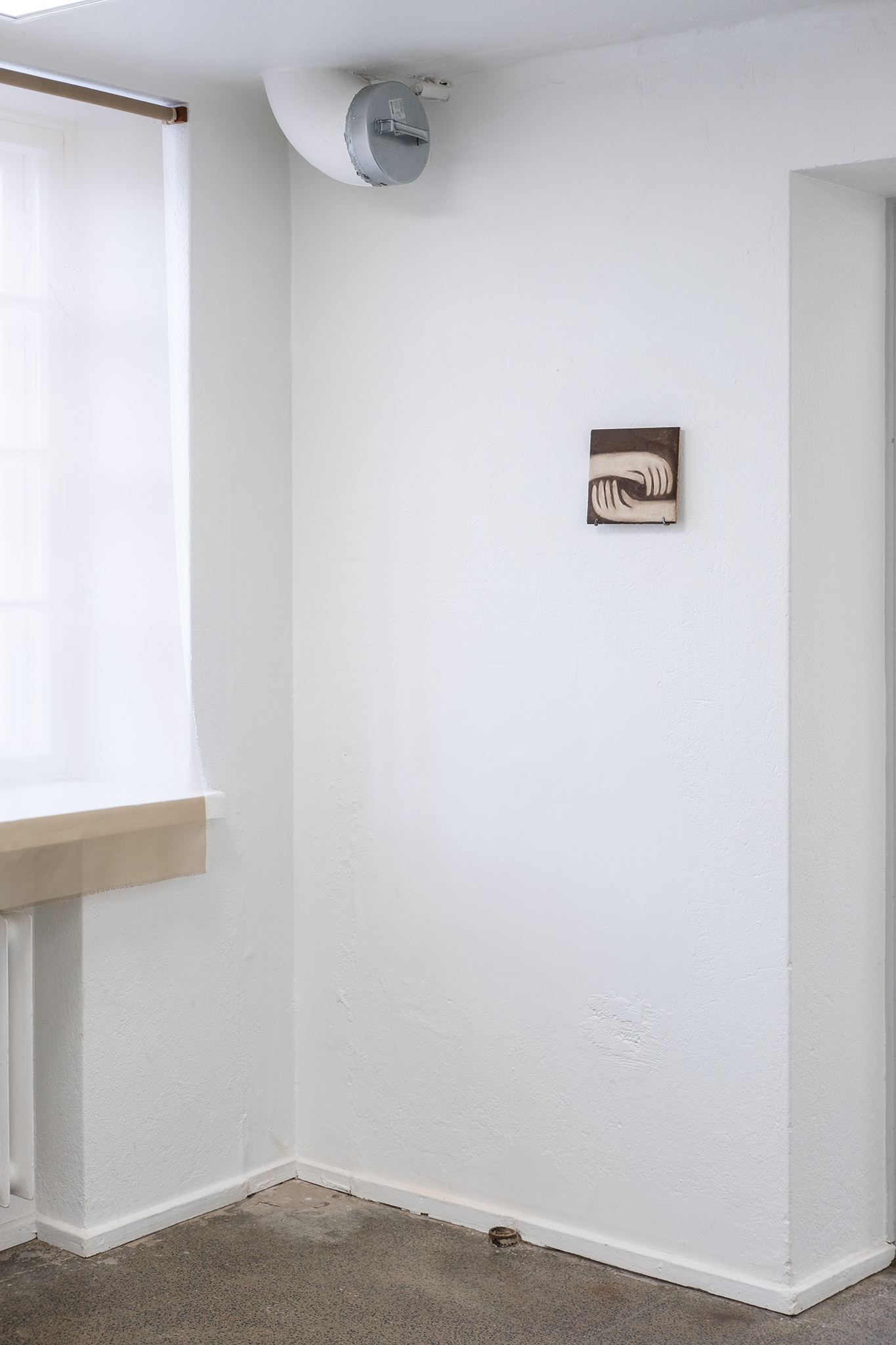On the window: "Familiar shapes appeared on the clouds / the wood paneling / your skin", dyed polyester, laser beam, hand washing, corn starch, 2024 / Essi Immonen On the wall: "Shelter", 19x20cm, fresco, 2024 / Eeva Lietonen