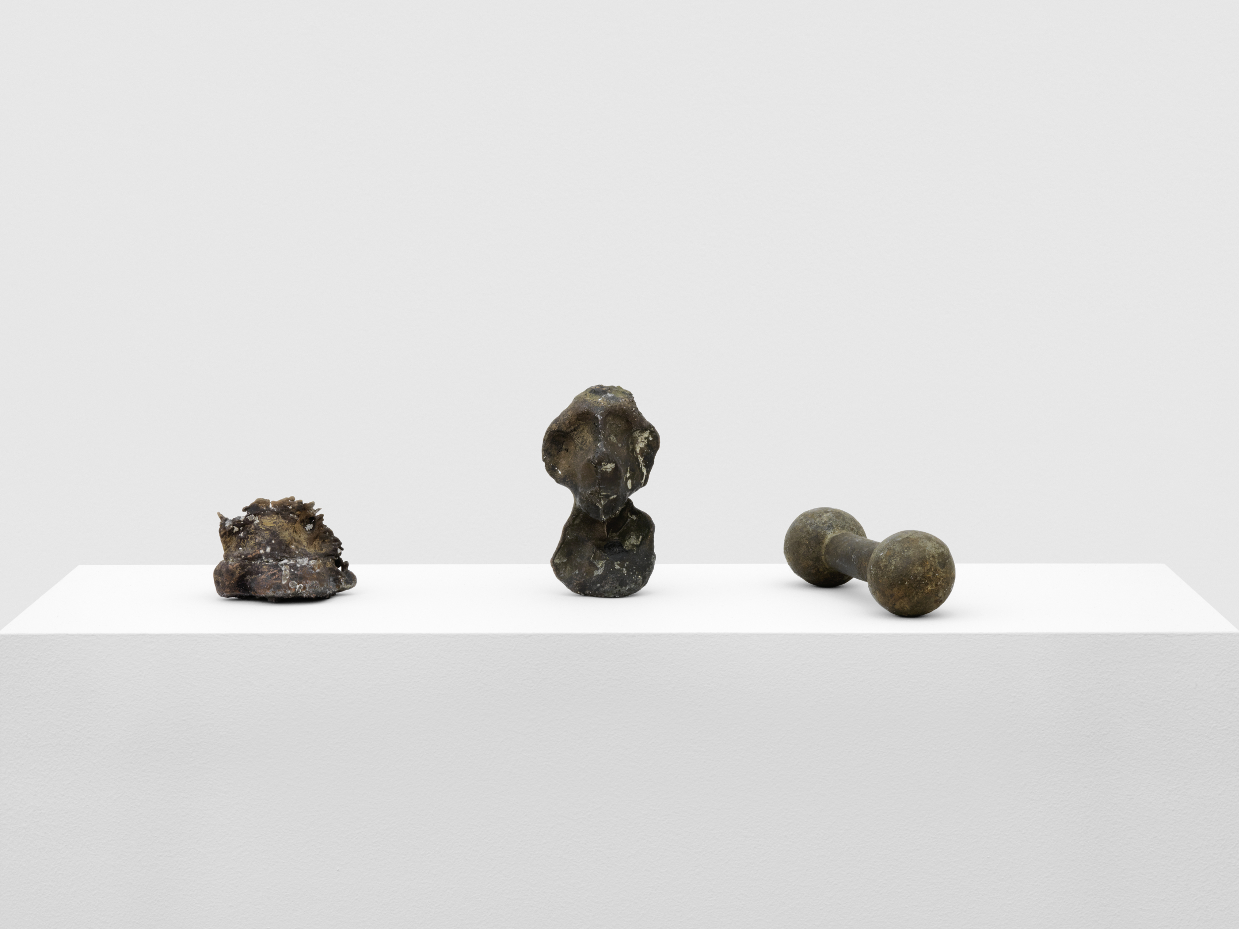 Thomas LEHNERER Kleine Methode, 1989 3 bronzes dimensions variable Courtesy archive Thomas LEHNERER and Christine König Galerie, Vienna