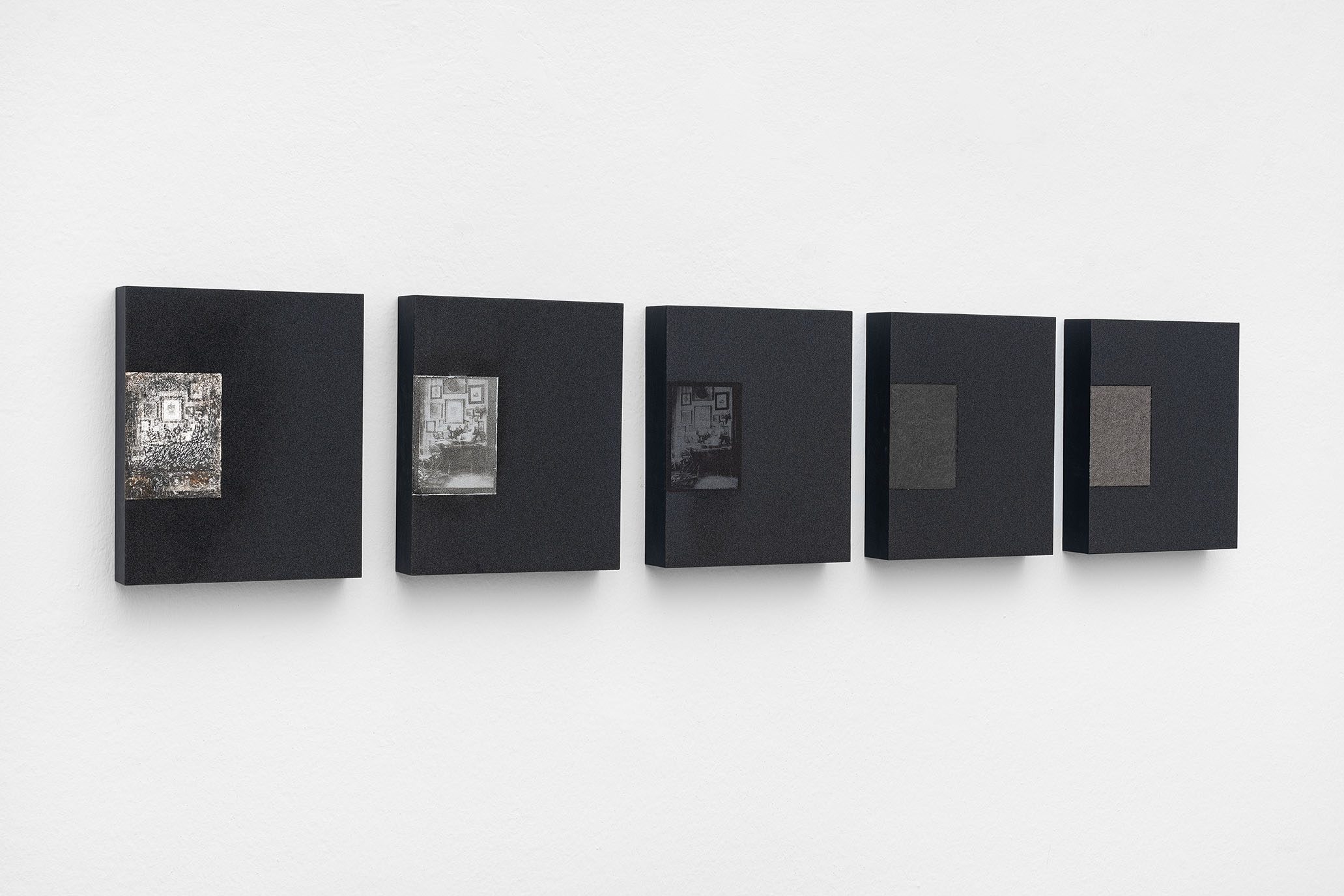 Magda CSUTAK Still Leben X-5L, 1995 SiO2 granules of the same grain size, silver, photoemulsion, graphit, wood 28 x 23 x 5 cm Courtesy the artist and Christine König Galerie, Vienna