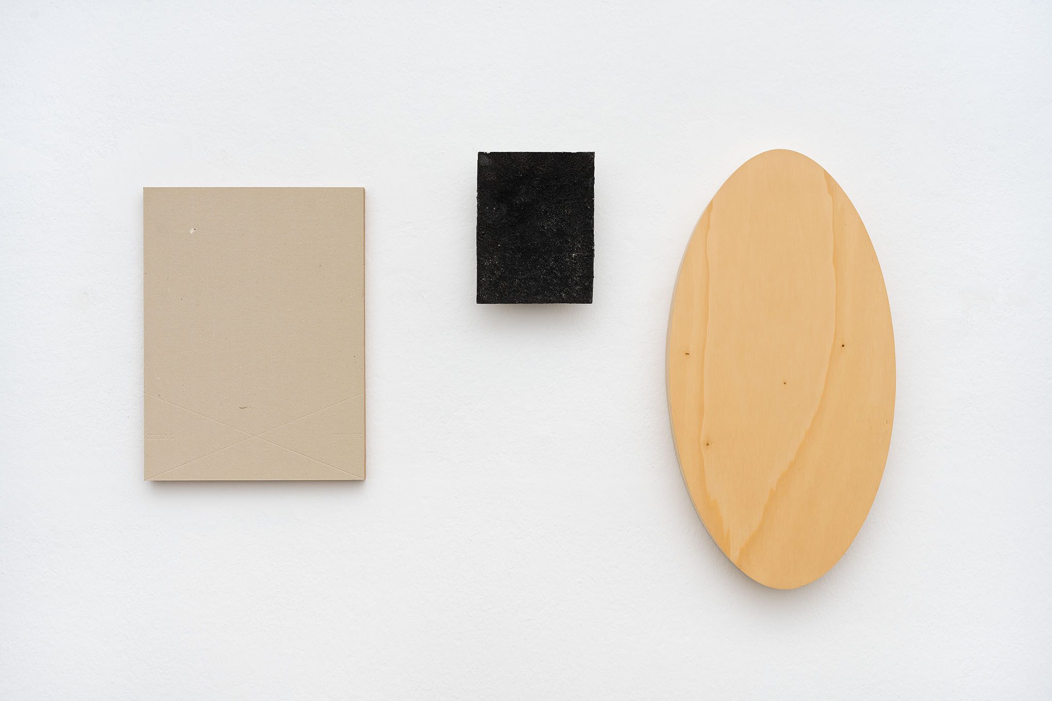 Magda CSUTAK Die Annäherung an die Null, 2002 cardboard, porcelain, photo emulsion, wood 60 x 100 x 6 cm Courtesy the artist and Christine König Galerie, Vienna