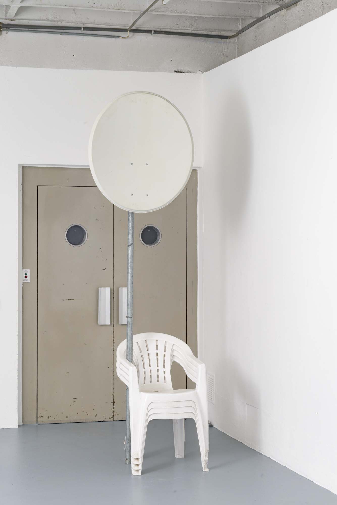 Yvan Alvarez, « Untitled (makeshift device) », 2024, monobloc chairs, fence post, parabolic reflector, 240 x 60 x 56 cm / Photo : YAL / Courtesy : the artists and Standard/Deluxe