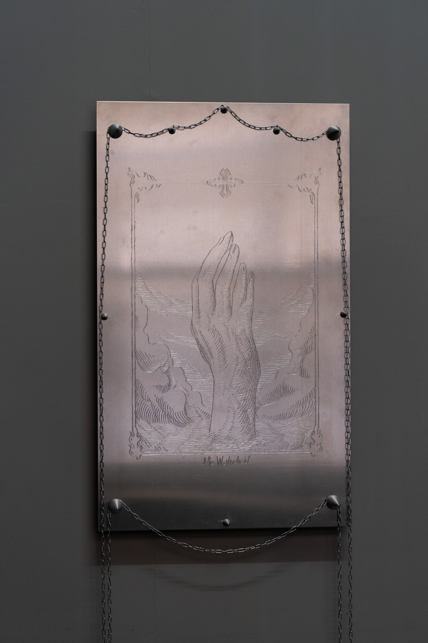 Emma Adler, /the deceit/II, 2024, aluminum carved by hand, stainless steel spikes, chain, 130 x 38 x 6 cm