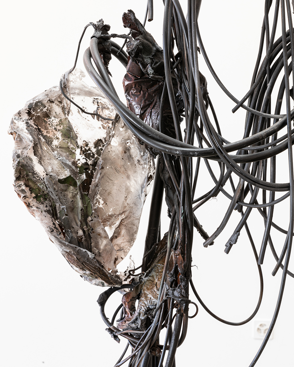Exhibition view; Yein Lee, Poursuivant / Pursuers, 2024, detail, installation consisting of three sculptures on castors made of electric cables, dim. variable, CALM - Centre d'Art La Meute, 2024/Photo: Théo Dufloo/Courtesy of the artist and CALM.