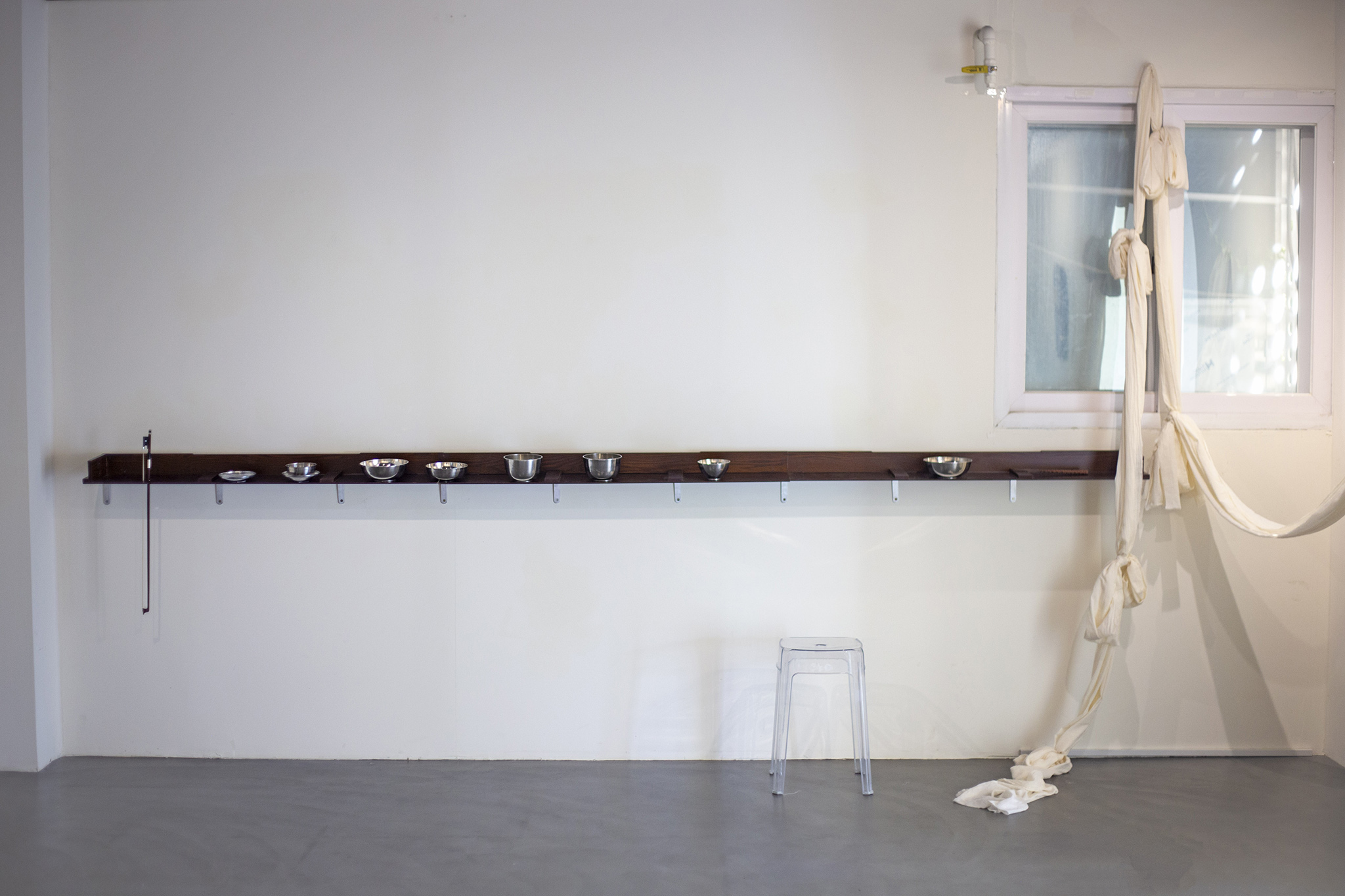 Objects are closers than they might seem (사물은 보이는 것 보다 가까이 있다), 2024, Gyoja tables, stainless steel bowls, red beans, violin bow, acrylic chair, 340 x 20 cm