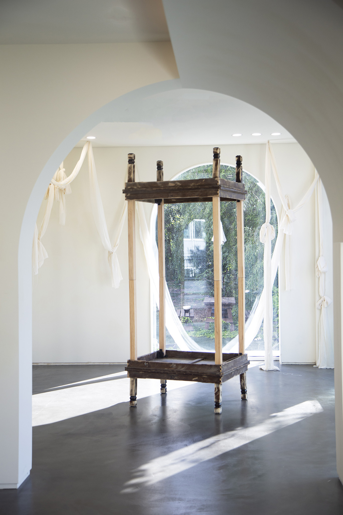 Second Stop - Polyphonic Representation (Zweite Haltestelle: représentations polyphoniques), 2024, gyoja table, ritual spoon, key lock and key, 90 x 75 x 210 cm