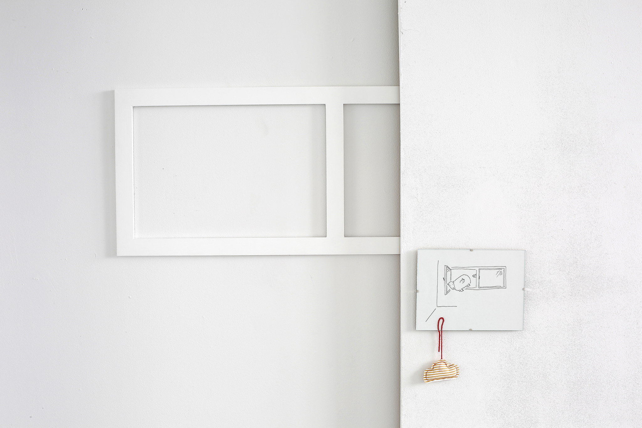 Barbara Mährlen: Nicht einschlafen können und morgen wieder arbeiten müssen, 2024. aquarell-paper, fineliner, clip frame, string, fabric, wool, wood, window-paint