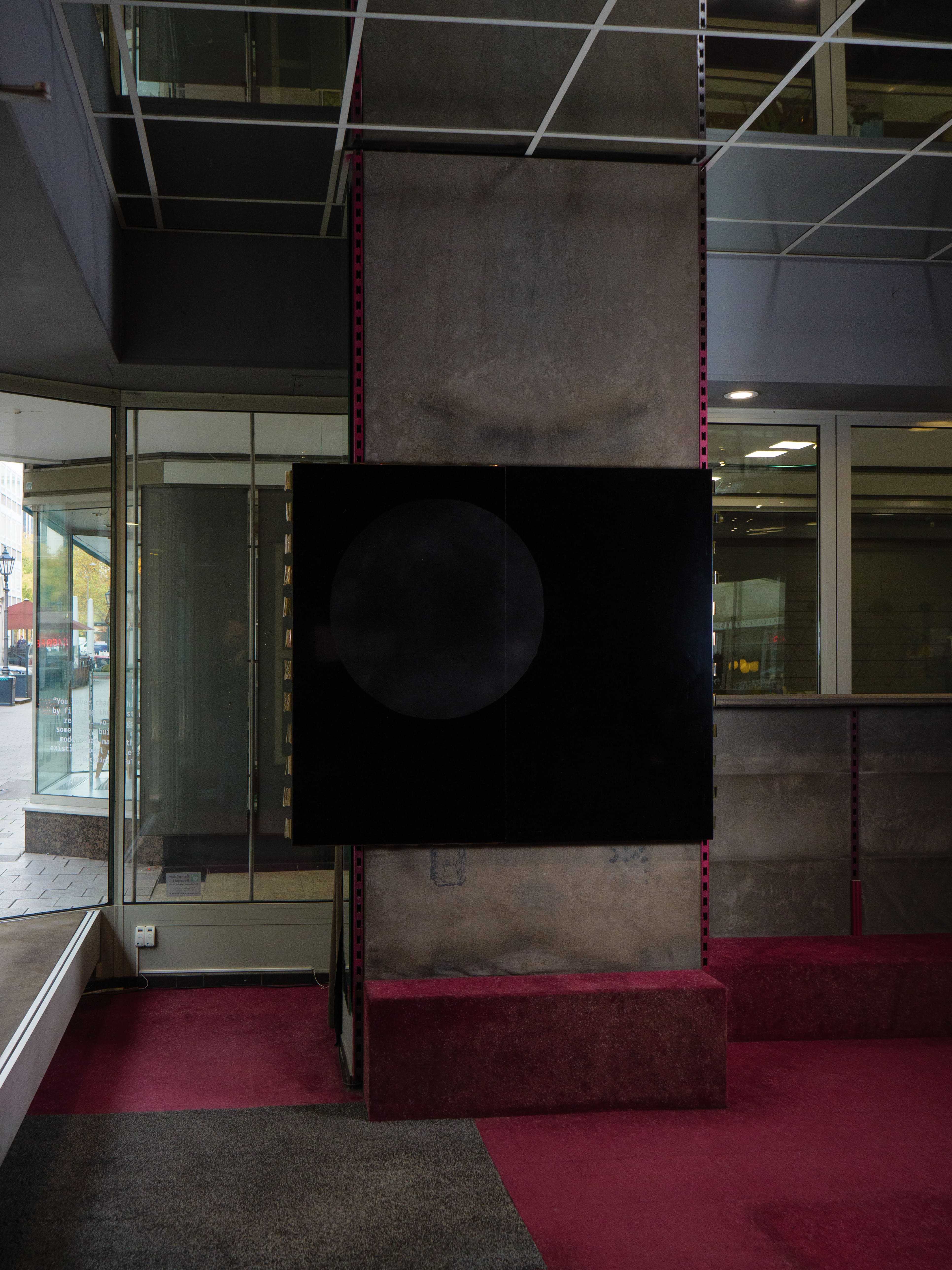 Milena Langer, Circle (increasing), 2024, Broken LCD TV displays, anti-reflex varnish, wood, 138.5 x 122 x 3.5 cm. Photographer: Raphaël Massart