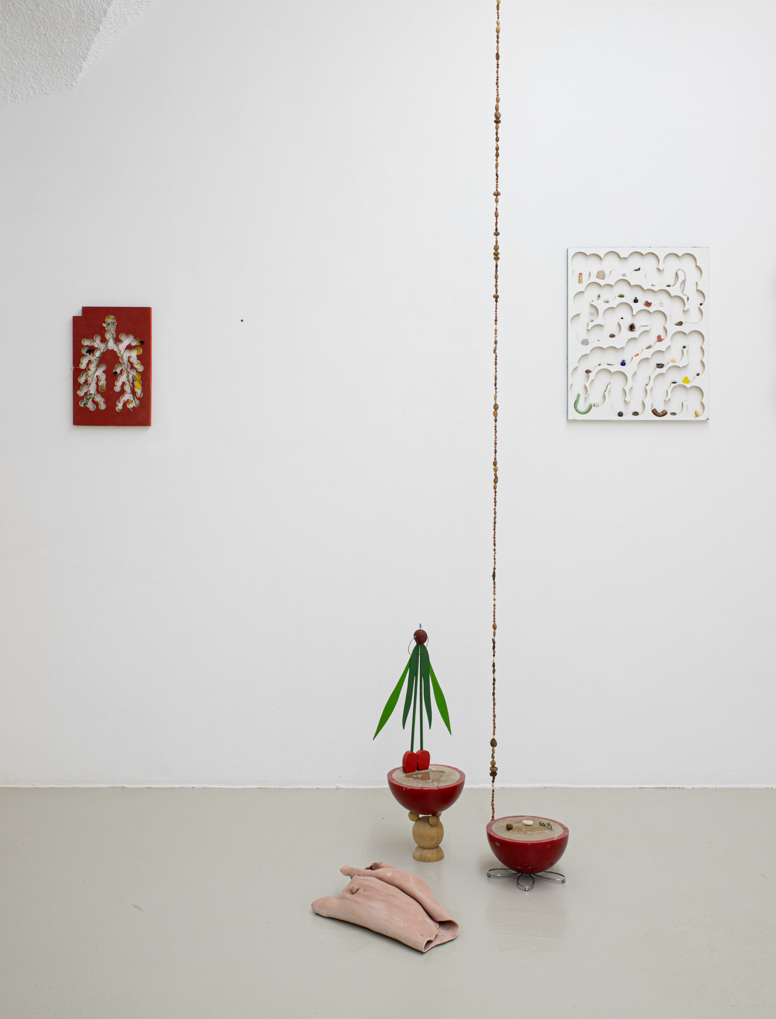 Exhibition view, Océane Bruel et dylan ray arnold, , “Water under the fridge”, In extenso, Clermont-Ferrand, France, 2024. Photo: Bruno Silva