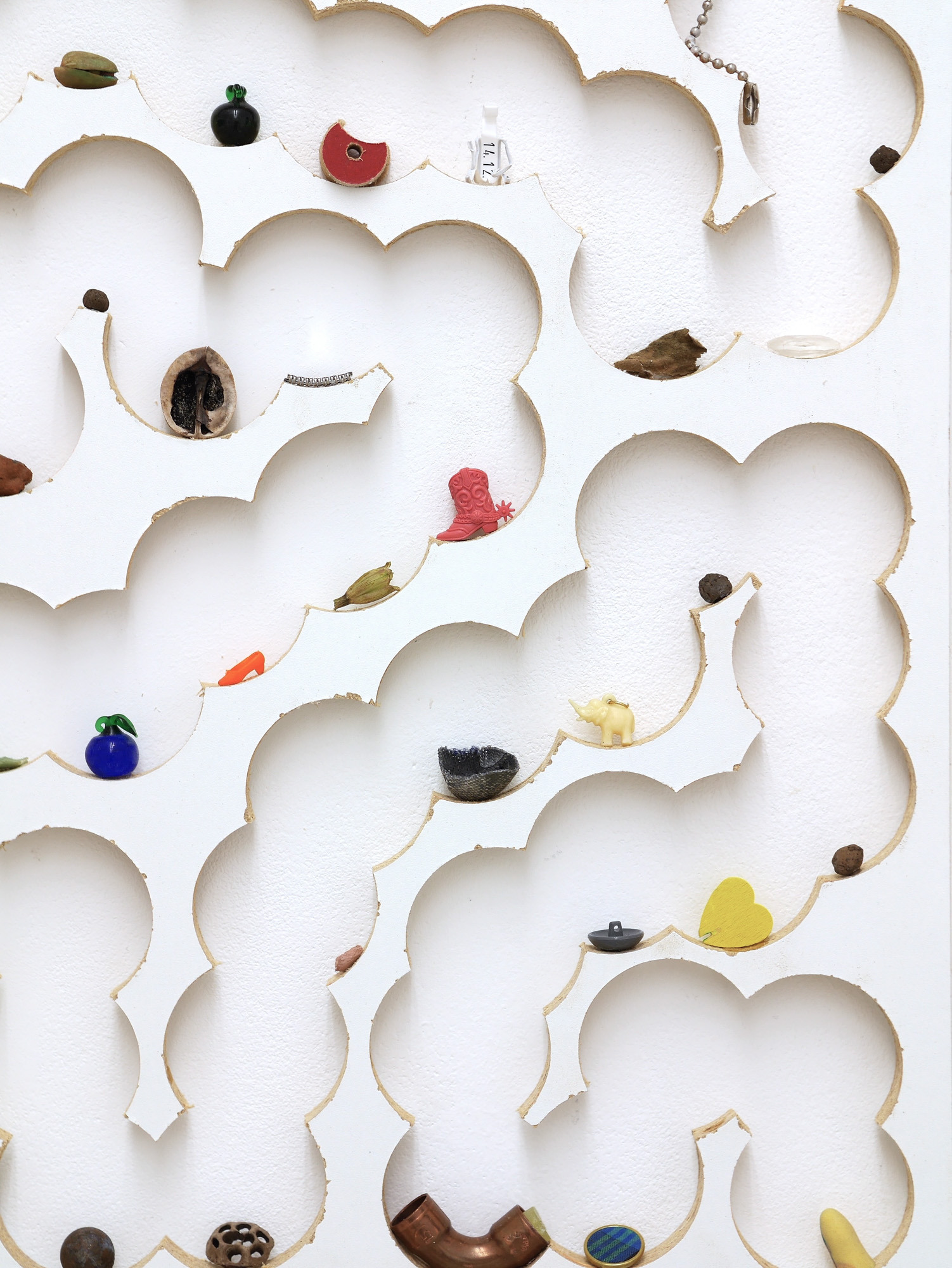 dylan ray arnold, Il était une fois…la vie, coated furniture board, small things,2023-2024. Photo: dylan ray arnold