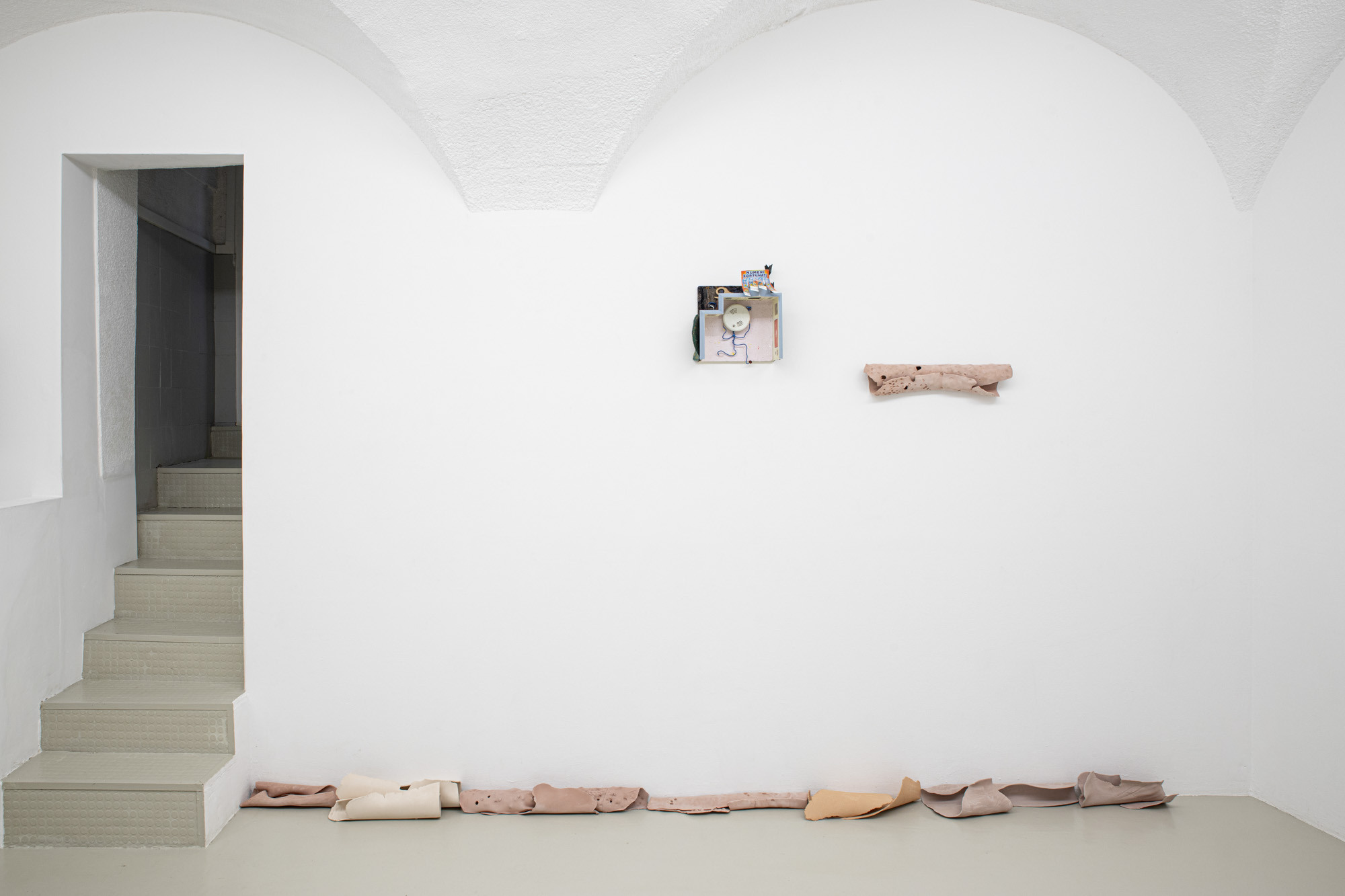 Exhibition view, Océane Bruel et dylan ray arnold, , “Water under the fridge”, In extenso, Clermont-Ferrand, France, 2024. Photo: Bruno Silva