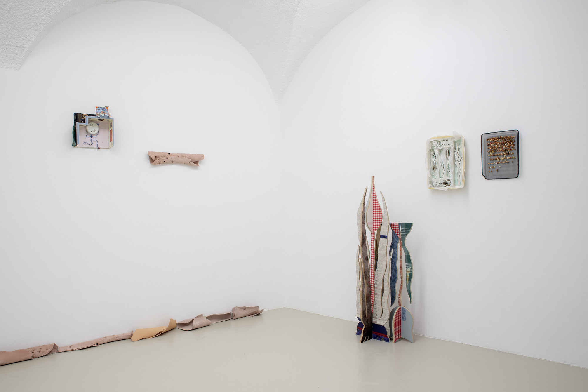 Exhibition view, Océane Bruel et dylan ray arnold, , “Water under the fridge”, In extenso, Clermont-Ferrand, France, 2024. Photo: Bruno Silva