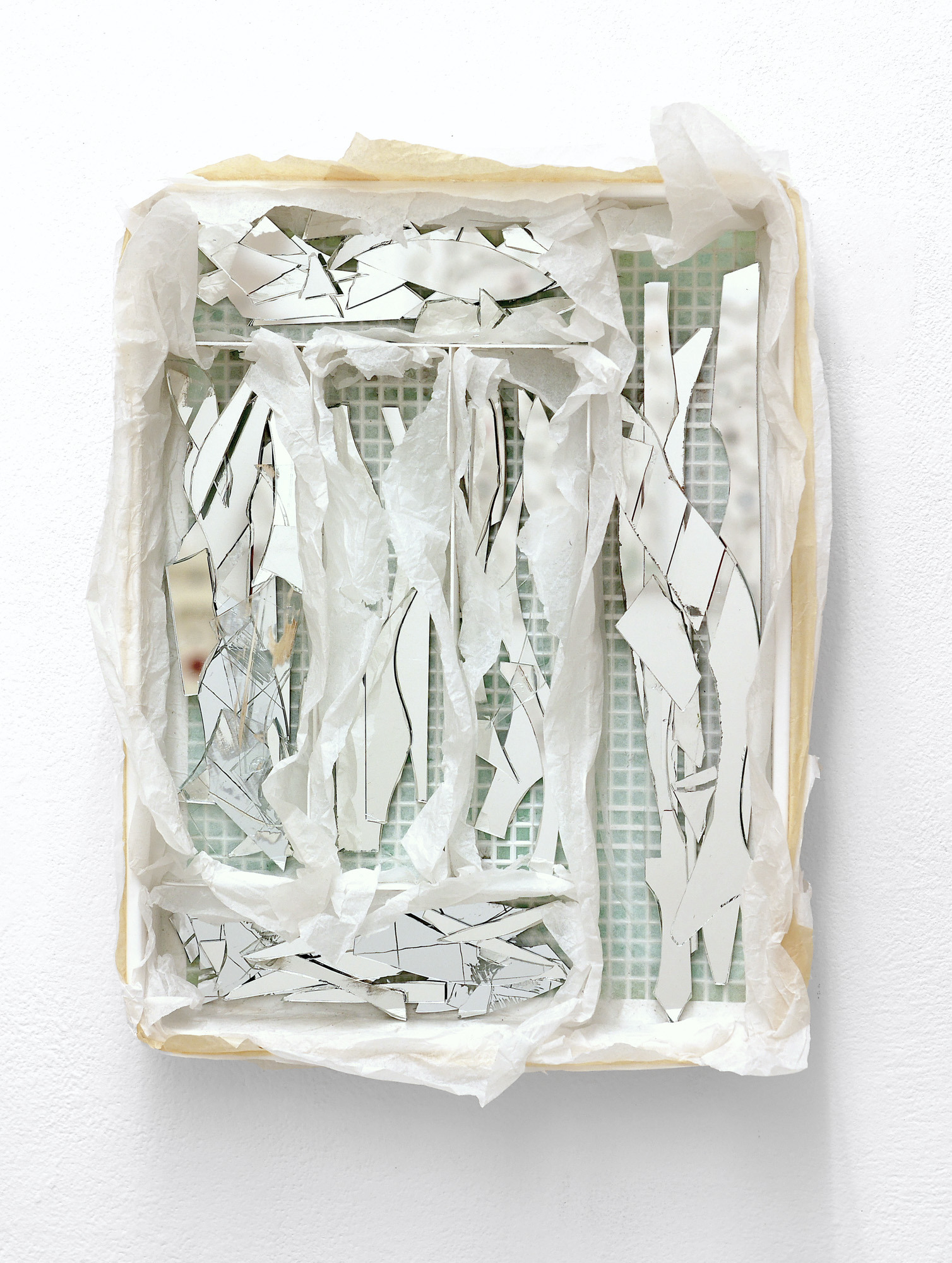 Océane Bruel, I like paper-cut, cutlery tray, silk paper, mirroir pieces, 2024. Photo: Bruno Silva