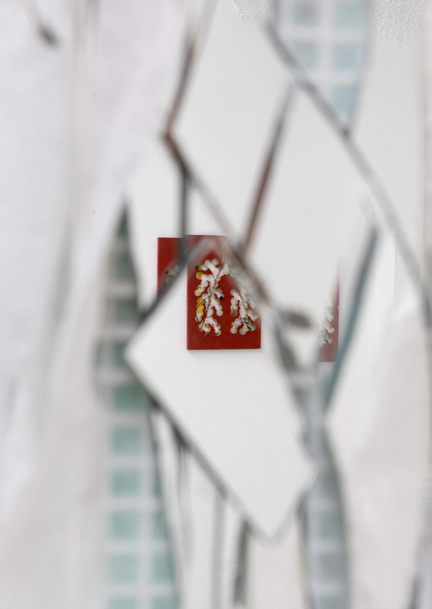 Océane Bruel, I like paper-cut, cutlery tray, silk paper, mirroir pieces, 2024. Photo: Bruno Silva