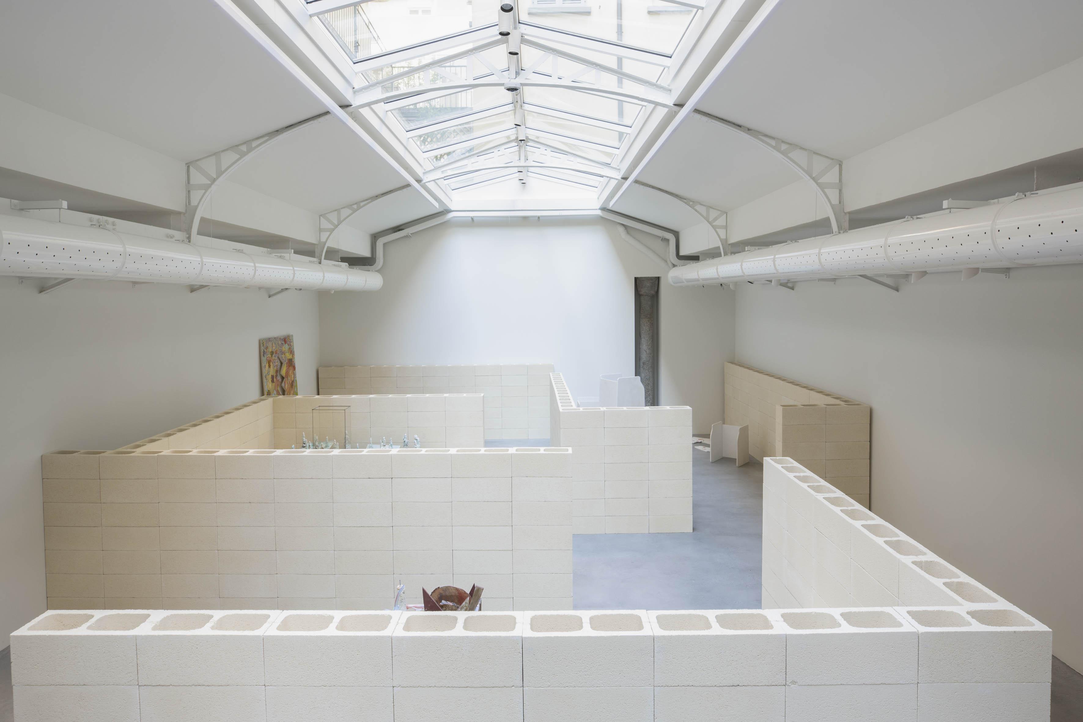 âSupponiamo un amoreâ: installation view of the exhibition curated by Fondazione Officine Saffi in collaboration with Fosbury Architecture. Main Sponsor: Iris Ceramica Group. Courtesy Fondazione Officine Saffi.